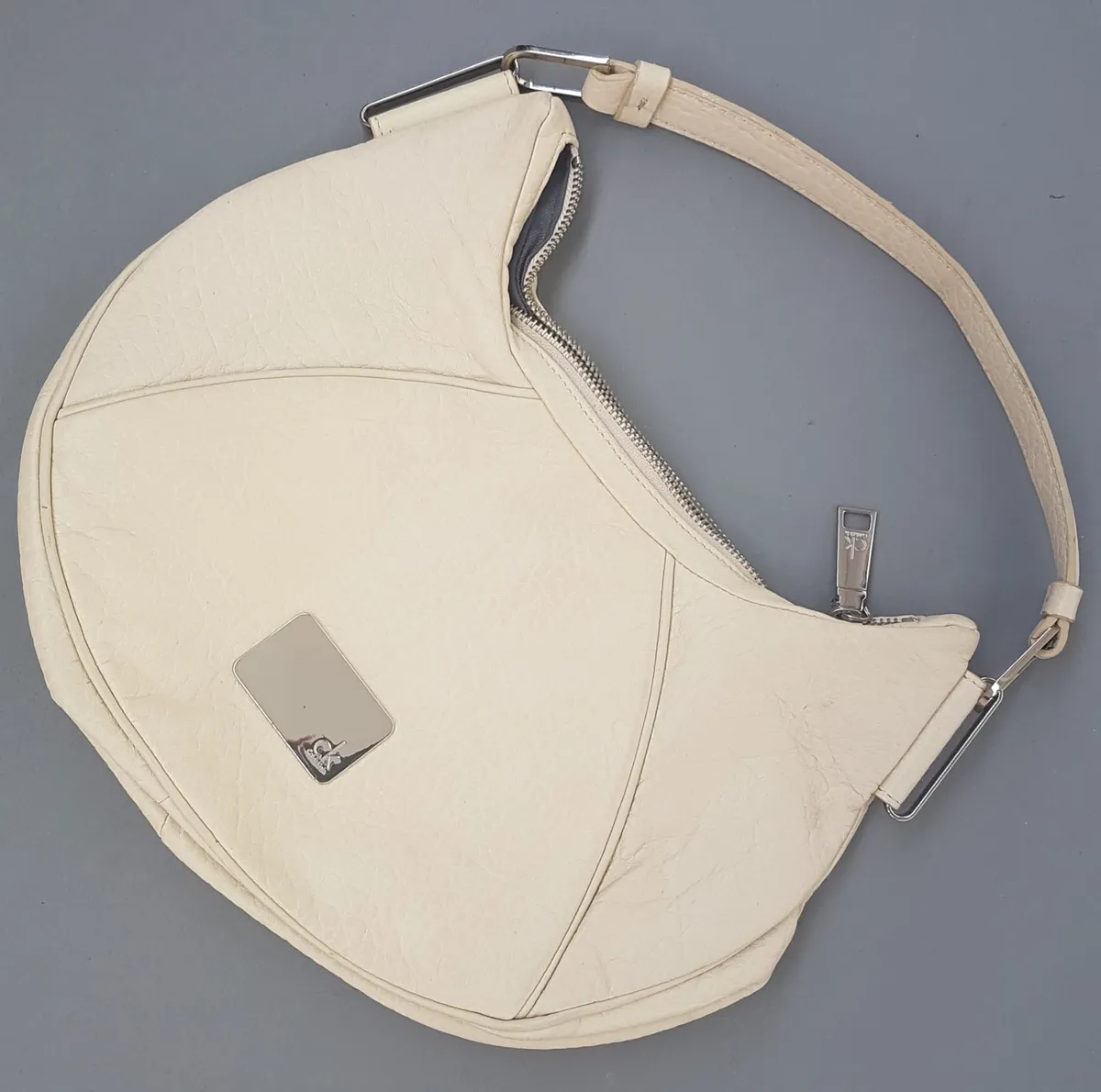 Calvin Klein Original Calvin Klein Handbag, Cream Leather Hobo Bag, Crescent Silhouette, Signature CK Logo Plaque, Luxury Living, Haute Couture, Exquisite CK Shoulder Bag, Hand Carry, Cosmopolitan, Sophistication, Urban Style, Everyday Bag, Cult Street Fashion - Photo 6