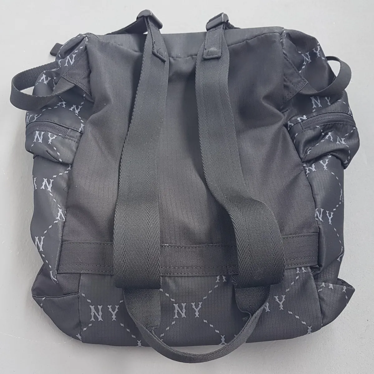 New York Yankees Original New York Yankees Backpack, MLB Black Rucksack, NY Logo Monogram, Cool Haversack, Cosmopolitan, Continental, Sleek Waterproof Design, Travel Pack, Sophistication, Streetwise, Roadster, Timeless Appeal, Pop Culture, Cult Street Fashion - Photo 5