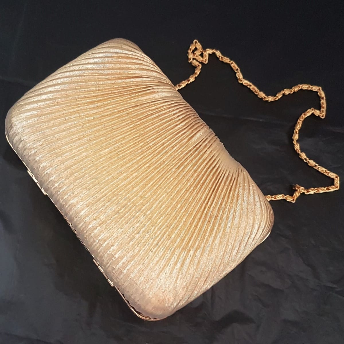 Retro Wallet-On-Chain Bag, Vintage Gold Tone Ribbed Metal Clutch with a Chain Strap, Cosmopolitan, Intricate Model, Elegant Designer Bag, Continental, Exquisite Satchel, Wallet, Pouch, Sophistication, Timeless Classic, Cult Street Fashion, Urban Style - Photo 2