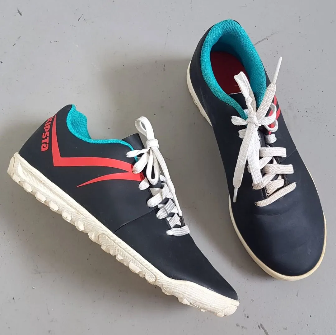 KIPSTA KIPSTA Football Boots, First 100 HG Futsal Model US 2, EU 34, UK 1.5, CM 21.5, Decathlon, Kids, Teens Soccer Shoes, Cosmopolitan, Indoor or Outdoor, Cool Black Leather Sneakers, Red & Blue Accents, Active Lifestyle, Sophistication, Urban Style, Streetwise - Photo 3
