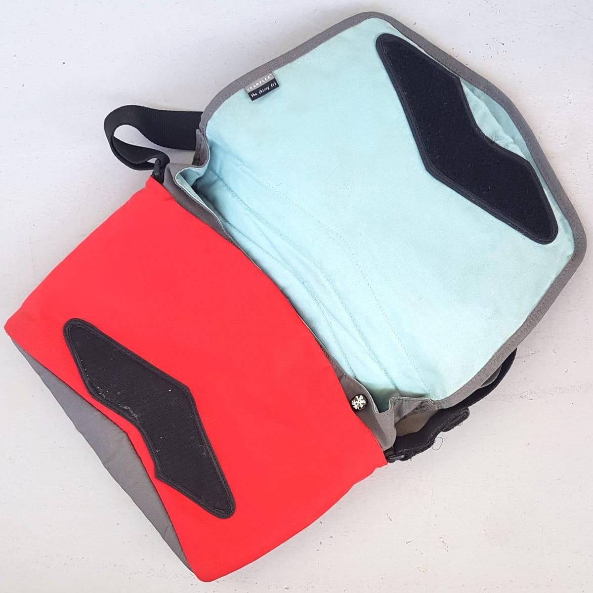 Crumpler Original Crumpler Messenger Bag, CRUMPLER@ the Skivvy (S) Model, Cross-Body, Cosmopolitan, Laptop, Duffel, Urban Style, Sleek Khaki, Red & Black Design, Sophistication, Pop Culture, Culty Street Fashion, Timeless Appeal, Streetwise - Photo 3