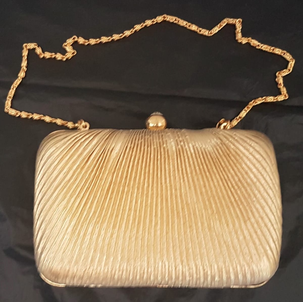 Retro Wallet-On-Chain Bag, Vintage Gold Tone Ribbed Metal Clutch with a Chain Strap, Cosmopolitan, Intricate Model, Elegant Designer Bag, Continental, Exquisite Satchel, Wallet, Pouch, Sophistication, Timeless Classic, Cult Street Fashion, Urban Style - Photo 7