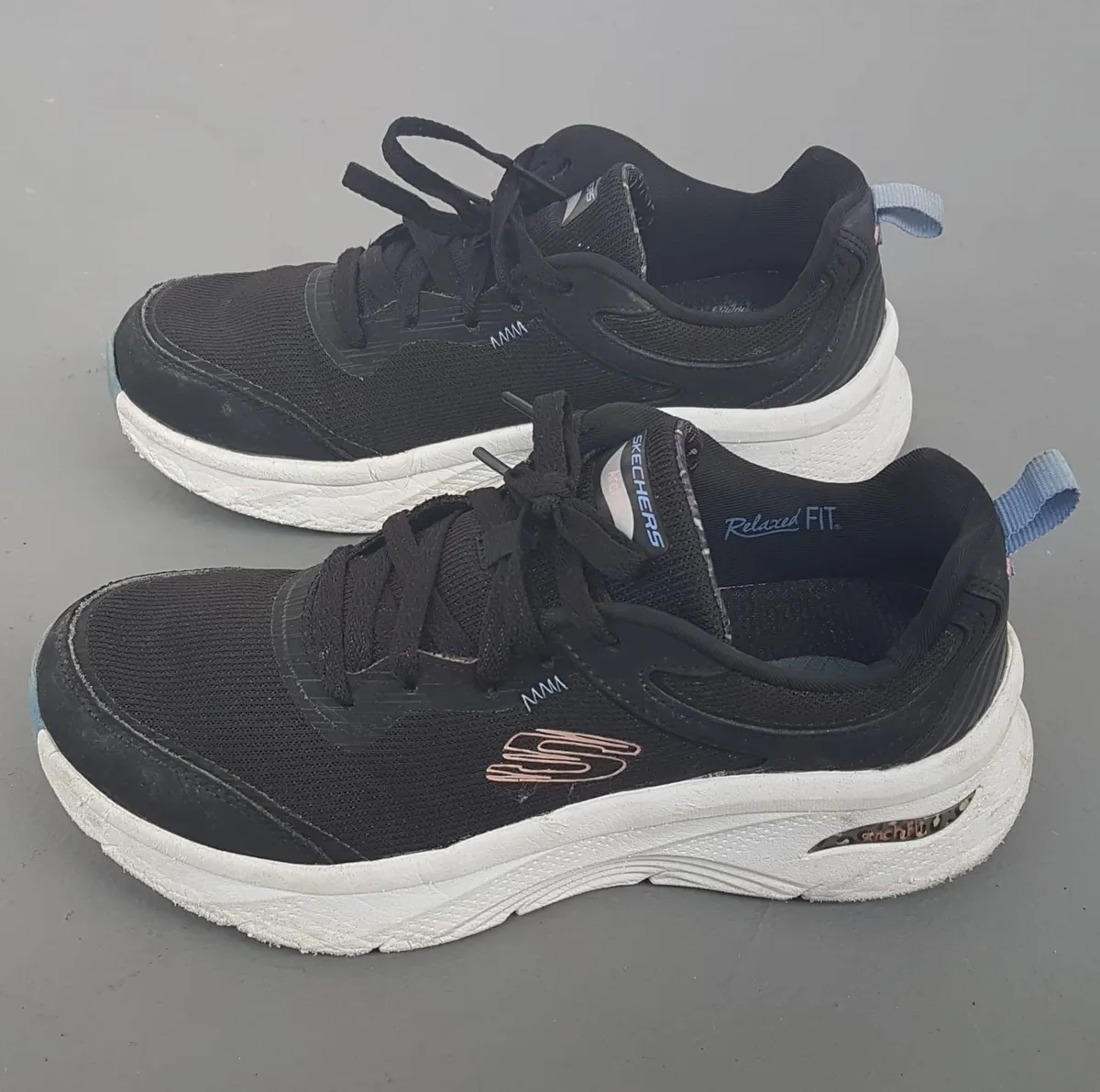 Skechers Original Skechers Arch Fit 2.0 Sneakers, D’LUX Model, Black Shoes, Chunky White Sole, US 7, UK 4, EUR 37, CM 24, Sophistication, Relaxed Fit, Podiatrist-Certified Arch Support, Well Ventilated Insole, Sports Trainer, Urban Style, Cult Street Fashion - Photo 9