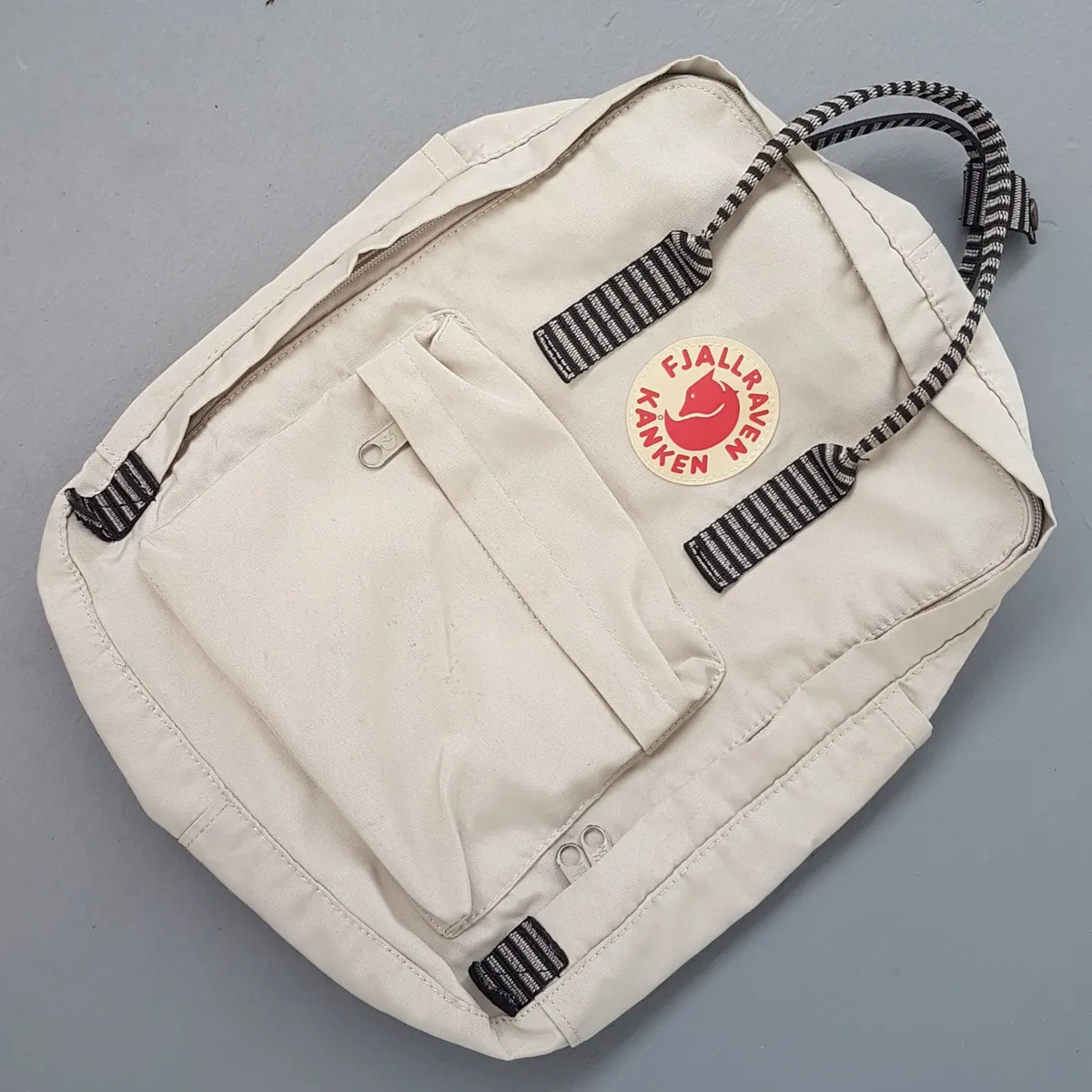 Fjällräven Kånken Authentic Fjällräven Kånken Backpack, Gray Khaki Haversack, FJALLRAVEN KANKEN Model, Royal Sweden Flag, Cosmopolitan, Cool Rucksack, Travel Bag, BLACK & White Handle & Straps, Sophistication, Backpackers, Cult Street Fashion, Everyday Bag - Photo 5