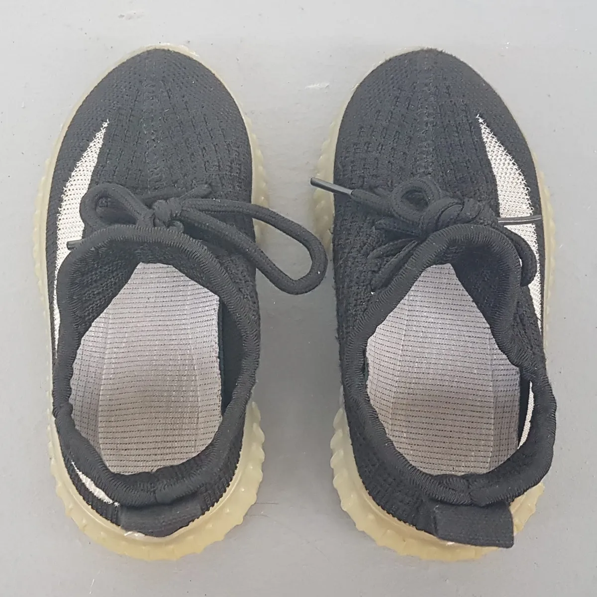Adidas Kid’s Designer Shoes, YEEZY Boost 350 V2 Sneakers, Size EU 25, 2 to 3 Years Old, Cosmopolitan, Black Prime Knit, Cream Side Stripe, Toddler Walking Shoes, Pop Culture, Sophistication, Streetwise, Everyday Fashion - Photo 6
