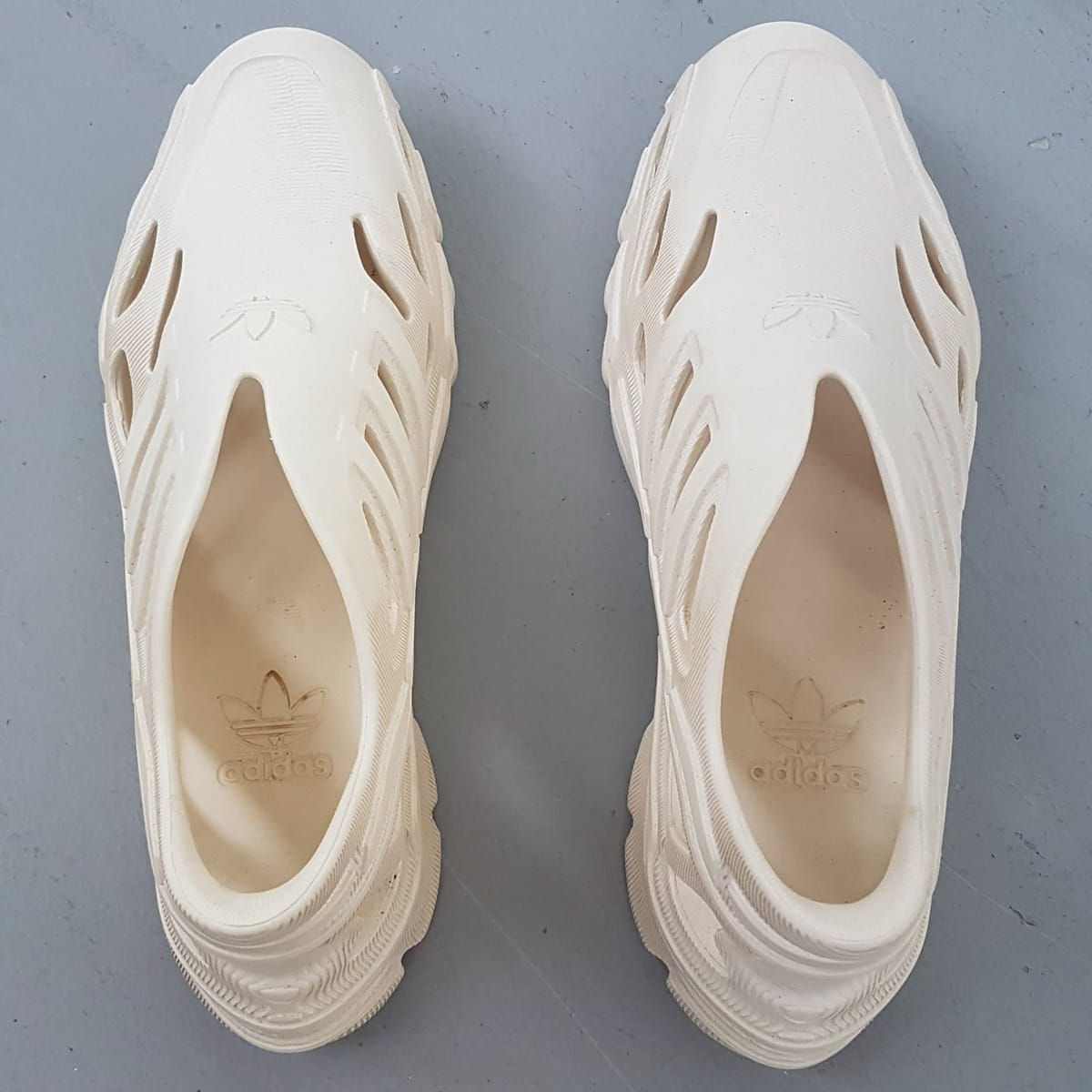 Adidas Adilette CLOG, Adidas Supernova Sneakers, Cool Slip-On, UK 9, EU 43, Beige Shoes, Sliders, Sleek Designer Shoes, Eye-Catching, Cosmopolitan, Sophistication, Urban Style, Timeless Appeal, Pop Culture, Summer Holiday, Streetwise, Luxury Lifestyle - Photo 10