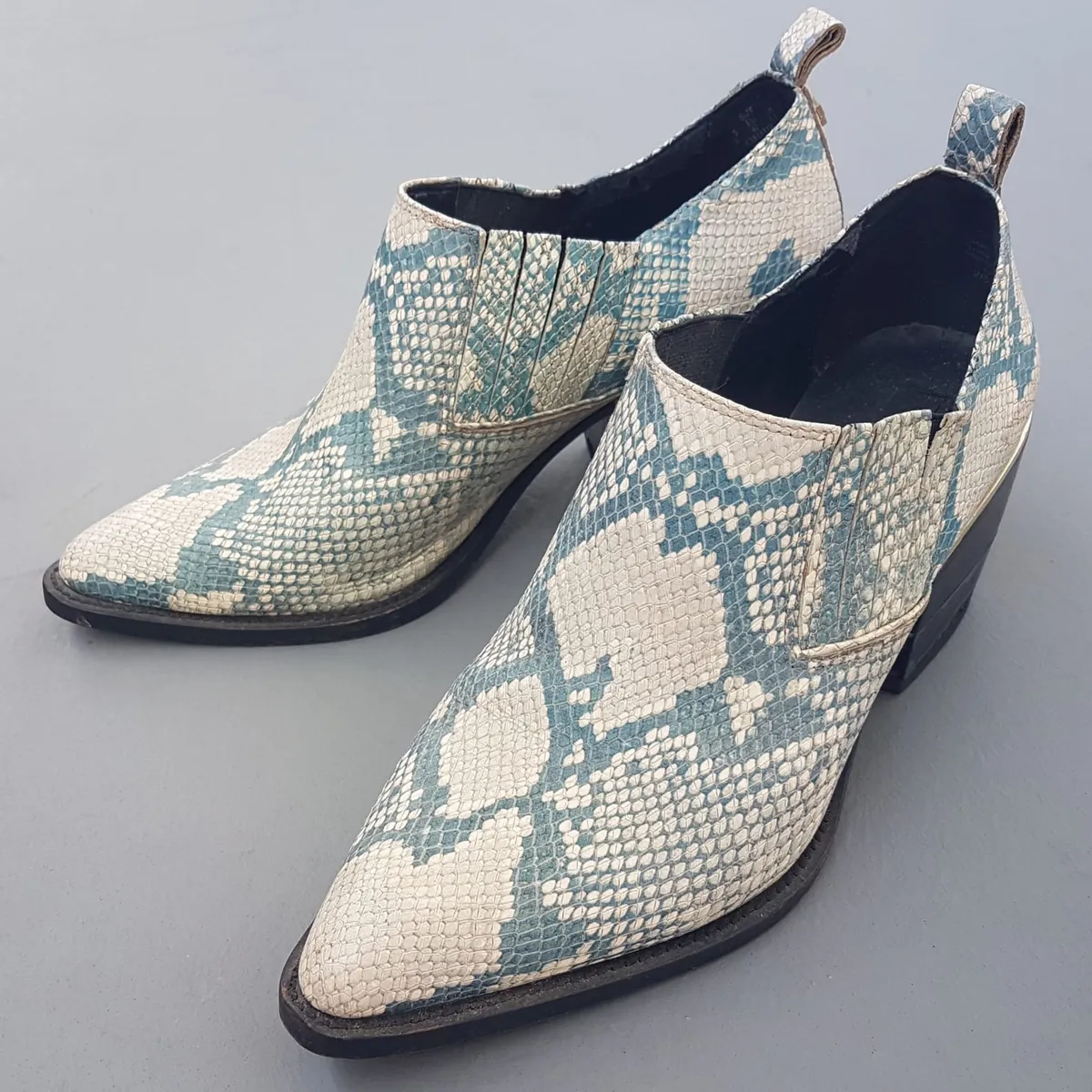 DKNY Original DKNY Snake Skin Print Shoes, US 9, UK 6.5, EU 40, Donna Karan New York, Classic Ankle Boots, Cosmopolitan, Pointed Toe, Luxury Living, Timeless Appeal, Urban Style, Pop Culture, Hip Hop, Rock Star, Sophistication, Streetwise, Roadster, Cult Street Fashion - Photo 10