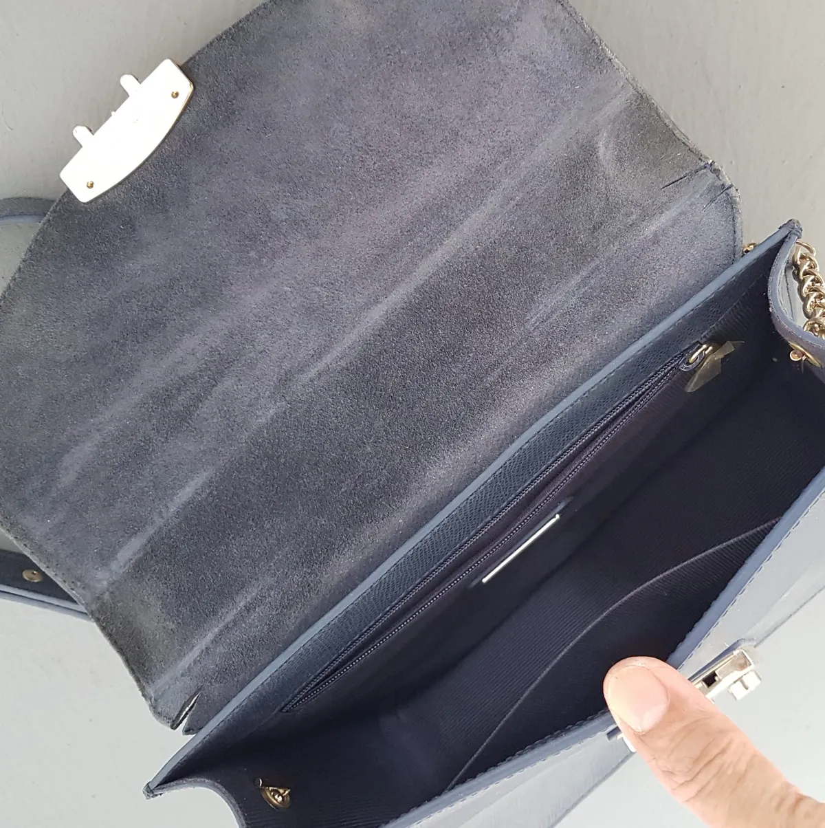 FURLA Original Furla Designer Bag, Metropolis Leather Shoulder Bag, Mini Crossbody, Cool Avio Scuro / Slate Grey-Blue, Cosmopolitan, Haute Couture, Luxury Bag, Urban Style, Pop Culture, Sophistication, Timeless Appeal, Cult Street Fashion, Everyday Bag, Made in ITALY - Photo 4