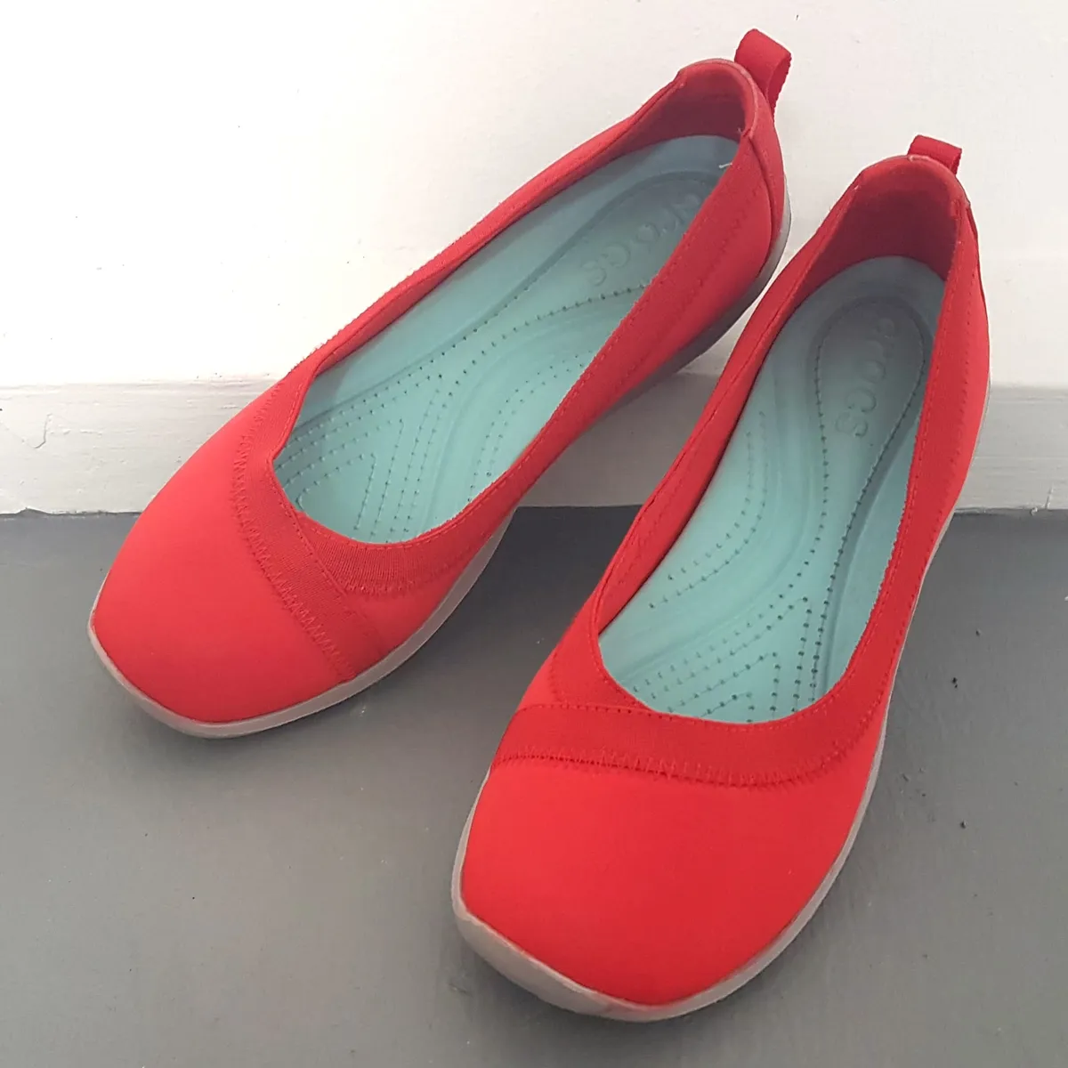 CROCS Crocs Women's Busy Day Stretch Flat, Flamme RED Colorway, US 9, UK 7, EU 40, Slip-On Ballerina Style, Signature CROCS CROSLITE Foam Footbeds, Original CROCS Clogs, Cosmopolitan, Unique Designer Shoes, Casual Sliders, Pop Culture, Cult Street Fashion