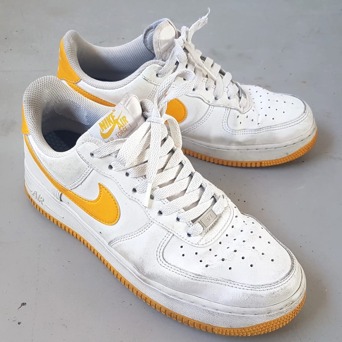 Nike Retro 2007 NIKE Air Force 1 Sneakers, Universal Gold Model, Cosmopolitan, Cool White Leather Shoes, US 9.5, UK 8.5, EU 43, CM 27.5, Sleek AF1 Design, Sophistication, Timeless Appeal, Geek, Pop Culture, Hip Hop, Rock Star, Urban Style, Cult Street Fashion - Photo 4