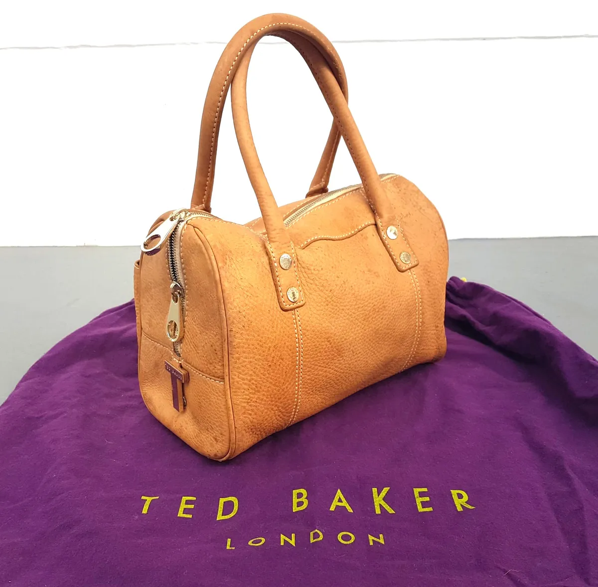 Original TED BAKER LONDON Bowler Bag, Tan Leather Handbag, Barrel Model, Cosmopolitan, Duffel, Dual Top Handle, Zip Closure, Haute Couture, Luxury Bag, Urban Style, Pop Culture, Sophistication, Timeless Appeal, Cult Street Fashion, Everyday Bag