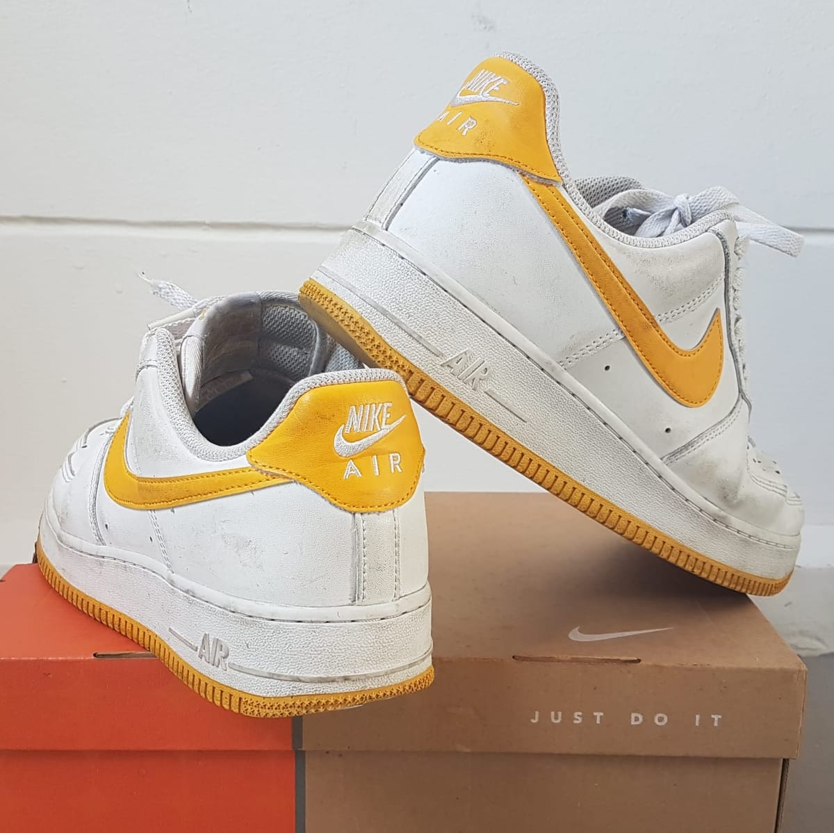 Nike Retro 2007 NIKE Air Force 1 Sneakers, Universal Gold Model, Cosmopolitan, Cool White Leather Shoes, US 9.5, UK 8.5, EU 43, CM 27.5, Sleek AF1 Design, Sophistication, Timeless Appeal, Geek, Pop Culture, Hip Hop, Rock Star, Urban Style, Cult Street Fashion - Photo 7