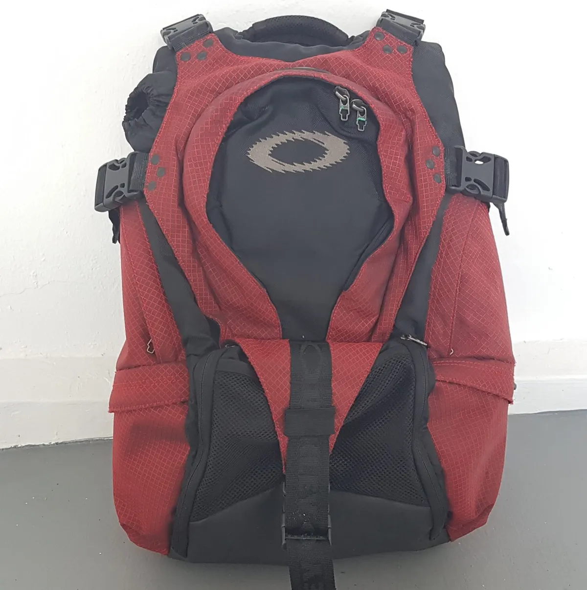 Original OAKLEY Backpack, USA, Cosmopolitan, Maroon & Black Rucksack, Vintage OAKLEY Haversack, Cool Travel Pack, Sleek Design, Iconic Ellipse Logo Sophistication, Outdoor Gear, Backpackers, Sophistication, Roadster, Cult Street Fashion, Pop Culture
