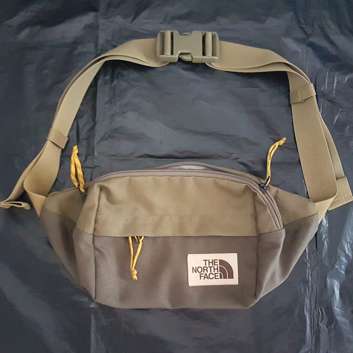 The North Face The NORTH FACE Waist Pouch, Cool Fanny Pack, Belt Bag, Original 2-Tone Olive Green Bag, Cosmopolitan, Berkeley Lumbar Travel Pack, Cross-Body Bag, Intricate Design, Sleek Model, Sophistication, Luxury Living, Pop Culture, Cult Street Fashion, Timeless Appeal - Photo 7