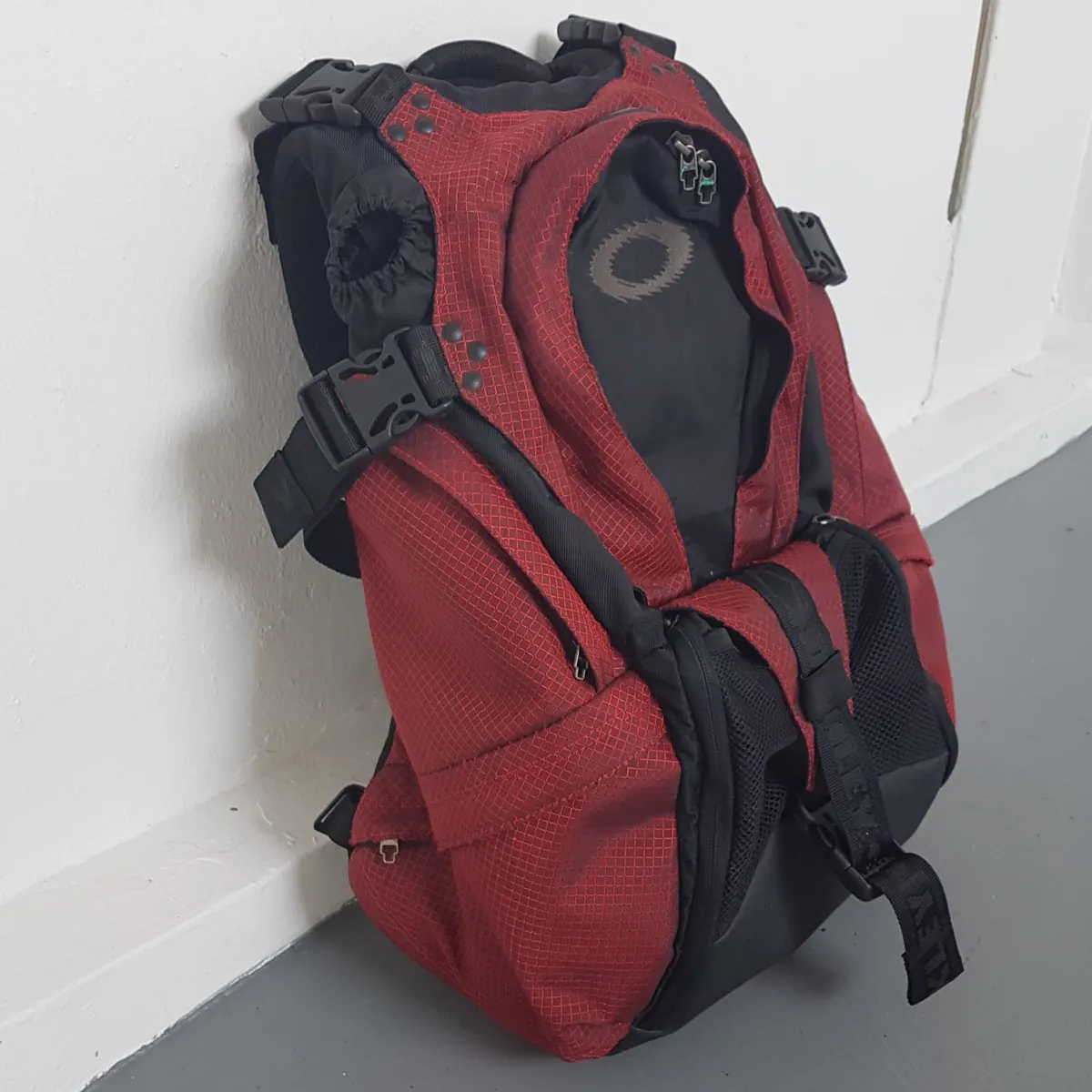 OAKLEY Original OAKLEY Backpack, USA, Cosmopolitan, Maroon & Black Rucksack, Vintage OAKLEY Haversack, Cool Travel Pack, Sleek Design, Iconic Ellipse Logo Sophistication, Outdoor Gear, Backpackers, Sophistication, Roadster, Cult Street Fashion, Pop Culture - Photo 3