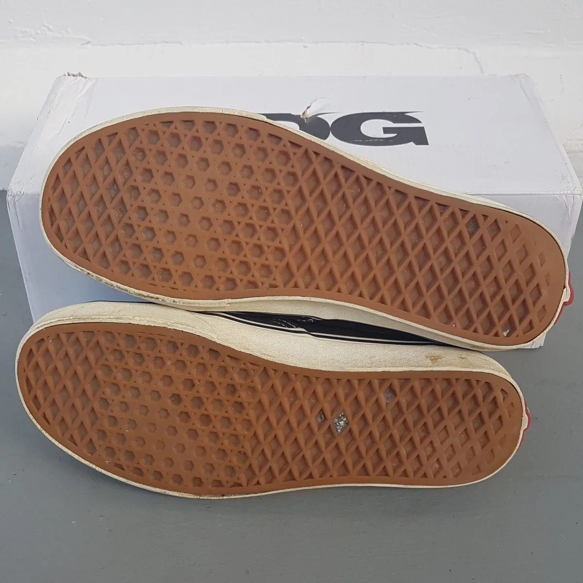 VANS Original Vans Black Canvas Shoes, Cosmopolitan, US 8, UK 7, EUR 40.5, CM 26, Classic VANS Sneakers, Old Skool, Pop Culture, Hip Hop, Rock Star, Urban Style, Cult Street Fashion, Sophistication, Streetwise, Roadster, Stunt, Skate, Surf - Photo 3
