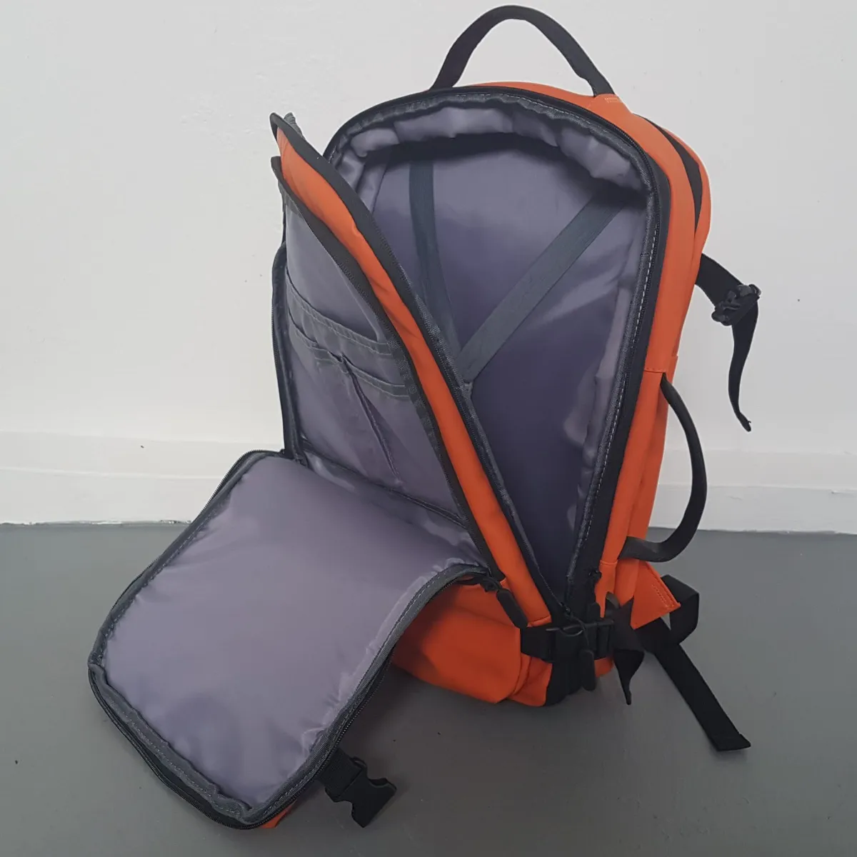 THULE from Sweden THULE Chasm Backpack, SWEDEN, Luxury 40L Haversack cum Duffel, 2 in 1 Design, Autumnal Orange Colorway, Durable Weather Resistant, Commute, Travel, Laptop Pack, Outdoor Gear, Dual Compression Buckles, Top & Side Handle, Sophistication, Cult Street Fashion - Photo 7