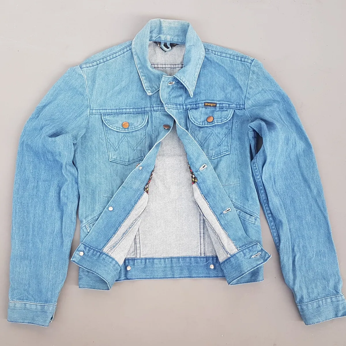 WRANGLER Retro WRANGLER Denim Jacket, from USA, Model MC2-24A, Size 34 Vintage Apparels, Cool Light-Washed, Seasoned Blue Denim Coat, Luxury Outerwear, Sophistication, Urban Style, Pop Culture, Hip Hop, Rock Star, Timeless Classic, Cult Street Fashion - Photo 3