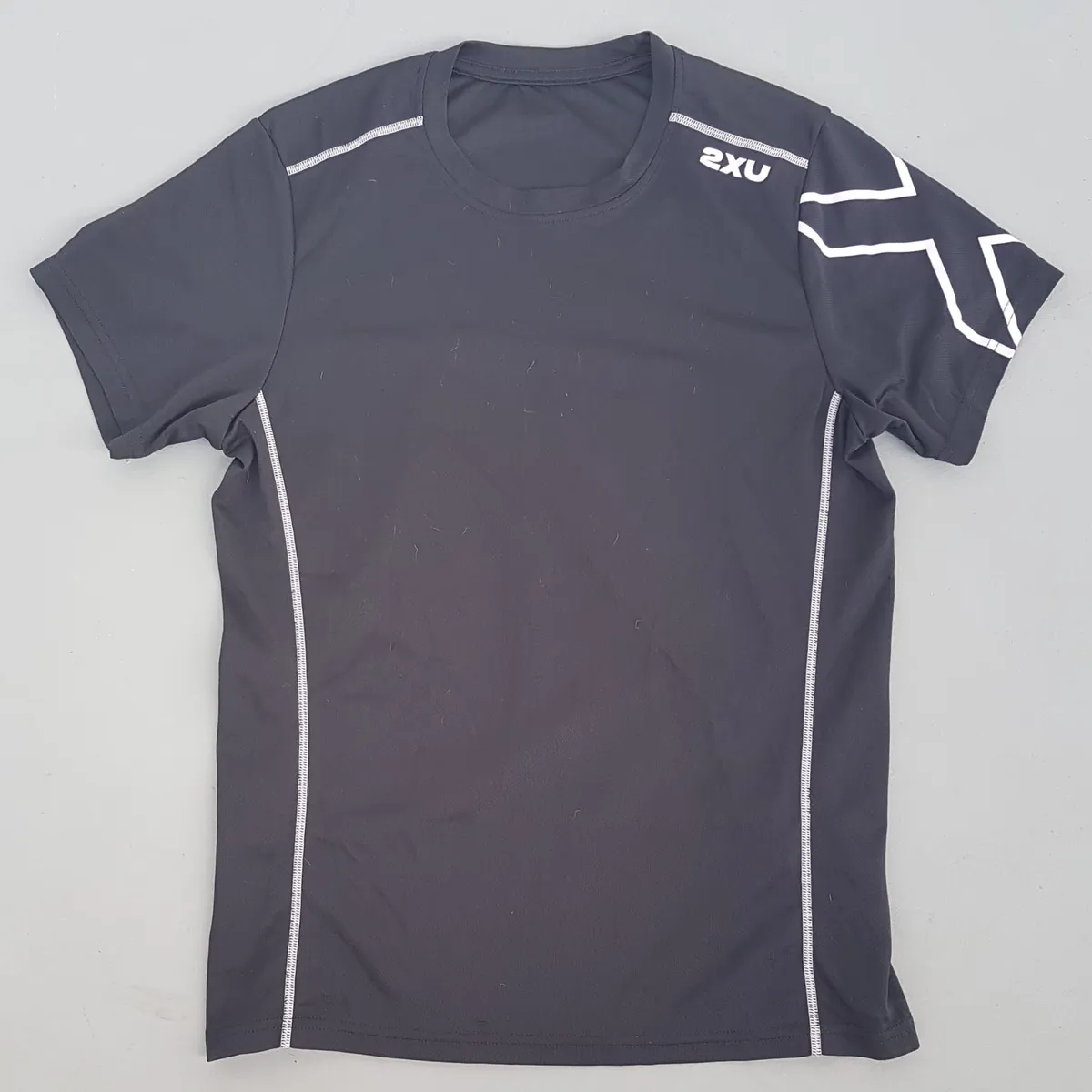 2XU Original 2XU Sportswear, Sports Fashion, Premium 2XU Designer Apparel, 2XU T-Shirt, Black Top, 2XU Logo, Cosmopolitan, Compression Run Tee, 2XU 21.1K Finisher X Tee, X on Shoulder, Muscle Top, Soft, Comfy, Breathable, Sophistication, Streetwise