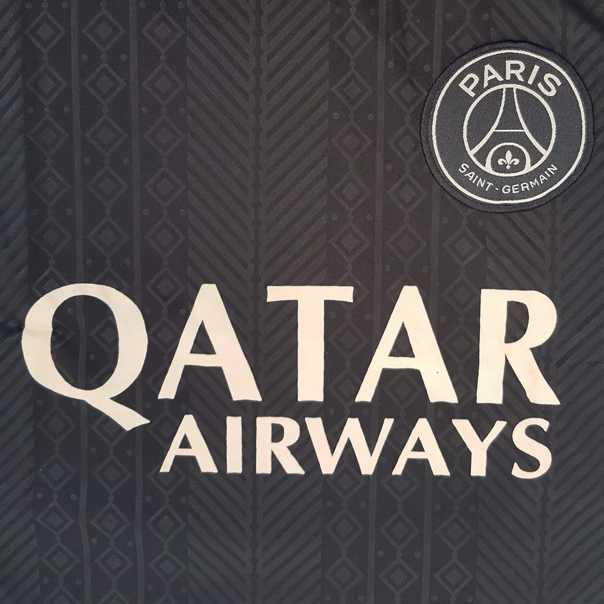 PSG Exclusive Paris Saint-Germain Jersey, Original PSG Top, Black Shirt, Cosmopolitan, French Football Club, Lique 1, QATAR Airways, Authentic Licensed Football Merchandise, Sophistication, Pop Culture, Urban Style, Timeless Appeal, Cult Street Fashion - Photo 4