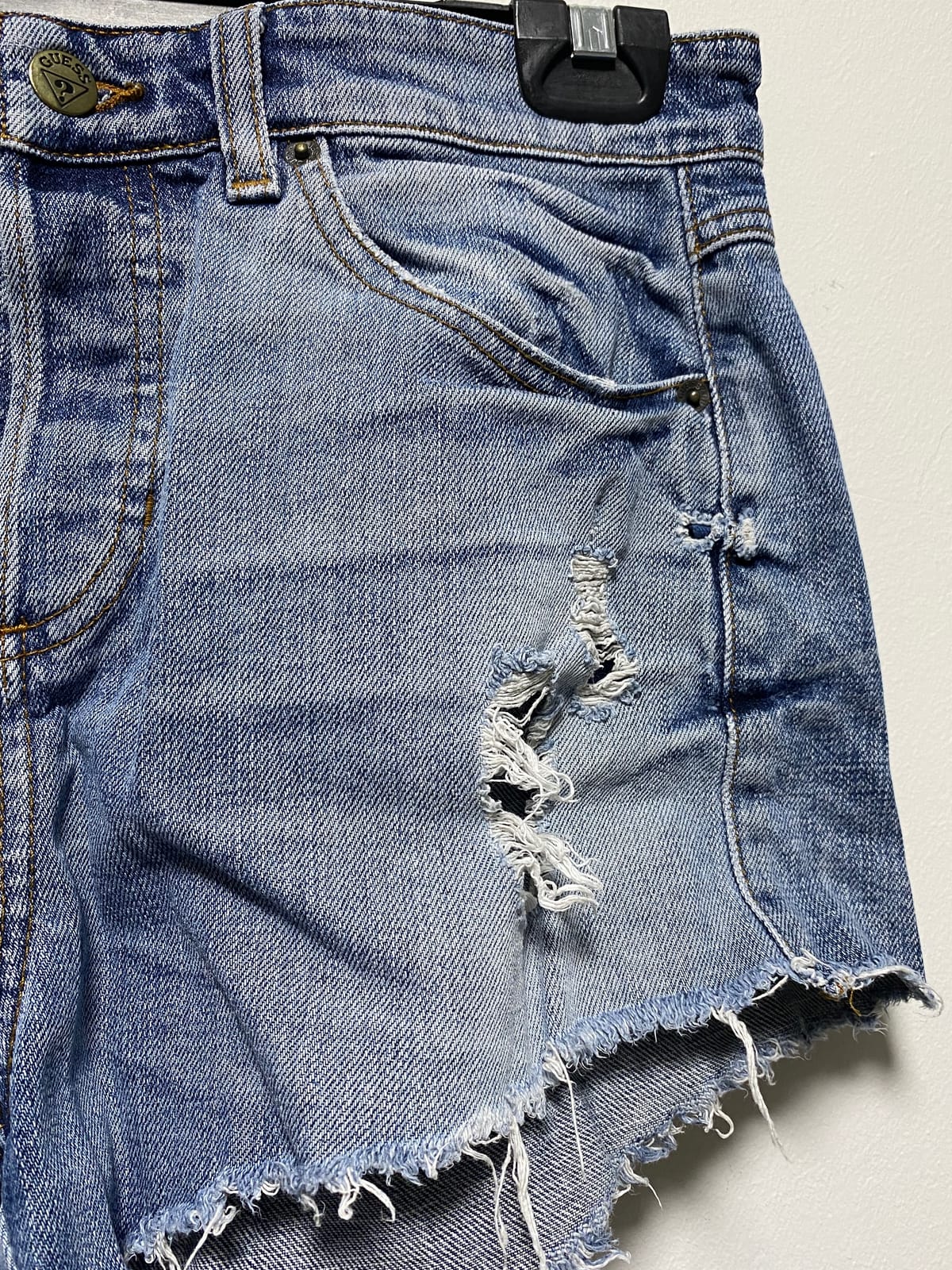 Guess GUESS Denim Shorts With Frayed Hems And Button Detail (28) - Photo 3