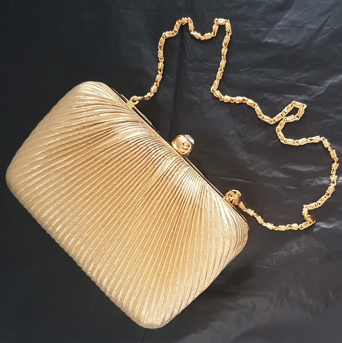 Retro Wallet-On-Chain Bag, Vintage Gold Tone Ribbed Metal Clutch with a Chain Strap, Cosmopolitan, Intricate Model, Elegant Designer Bag, Continental, Exquisite Satchel, Wallet, Pouch, Sophistication, Timeless Classic, Cult Street Fashion, Urban Style - Photo 5