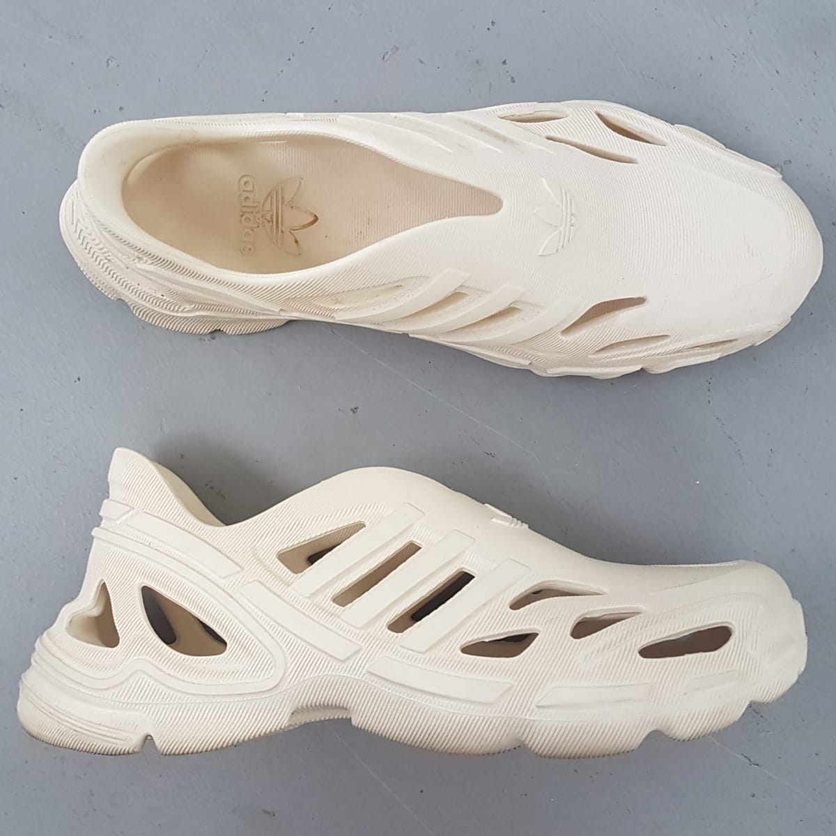 Adidas Adilette CLOG, Adidas Supernova Sneakers, Cool Slip-On, UK 9, EU 43, Beige Shoes, Sliders, Sleek Designer Shoes, Eye-Catching, Cosmopolitan, Sophistication, Urban Style, Timeless Appeal, Pop Culture, Summer Holiday, Streetwise, Luxury Lifestyle - Photo 4