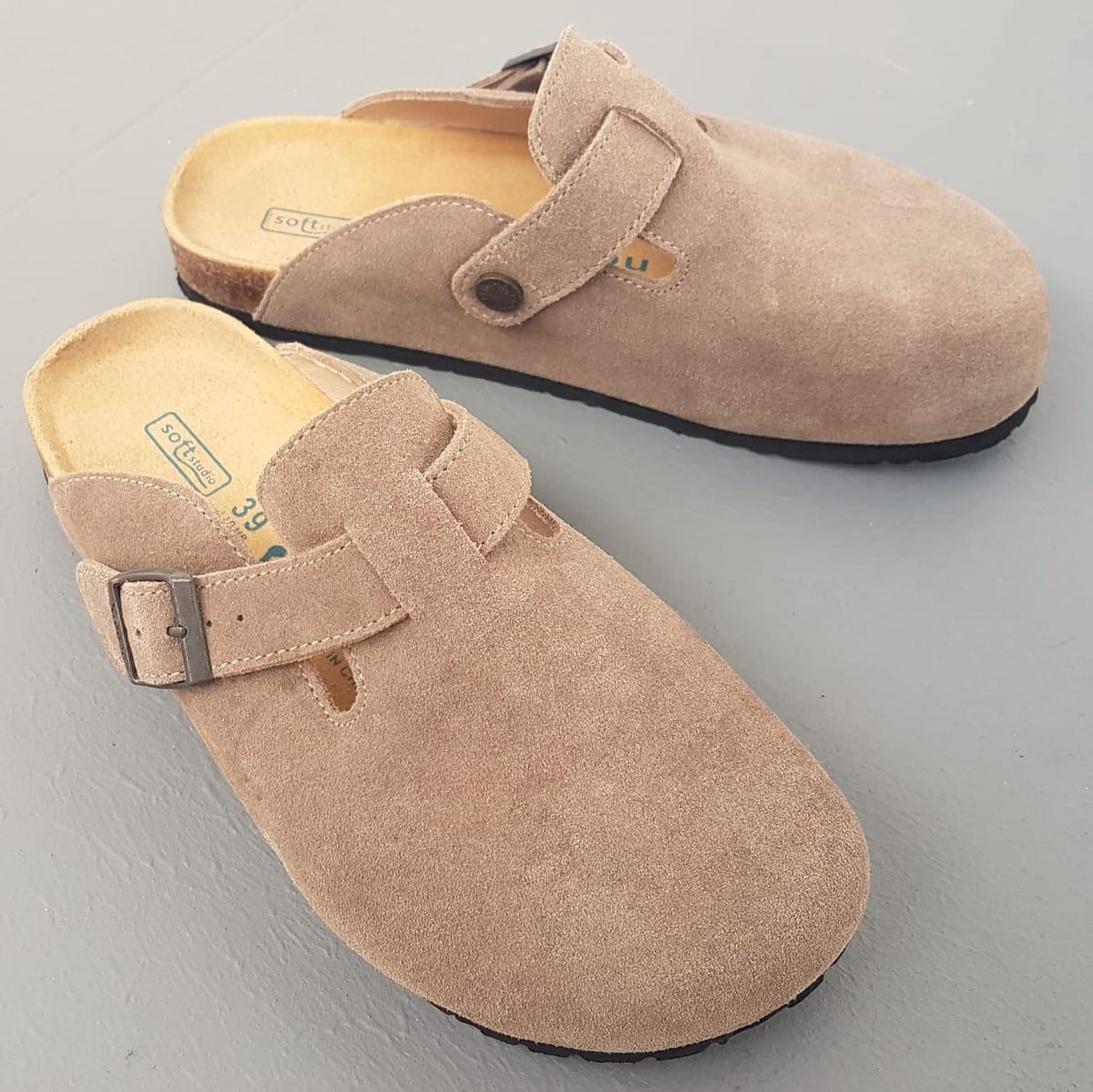 XLEEPU Boston Sandals, Taupe Suede, Soft Studio Shoes, Cosmopolitan, EU 39, Cool Sliders, Slip-On, Clogs, Perfect for Everyday Fashionwear, Birkenstock Style, Sleek Buckle Model, Designer Covered Footwear, Timeless Appeal, Sophistication, Streetwise