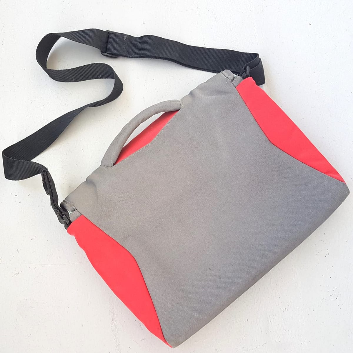 Crumpler Original Crumpler Messenger Bag, CRUMPLER@ the Skivvy (S) Model, Cross-Body, Cosmopolitan, Laptop, Duffel, Urban Style, Sleek Khaki, Red & Black Design, Sophistication, Pop Culture, Culty Street Fashion, Timeless Appeal, Streetwise - Photo 2