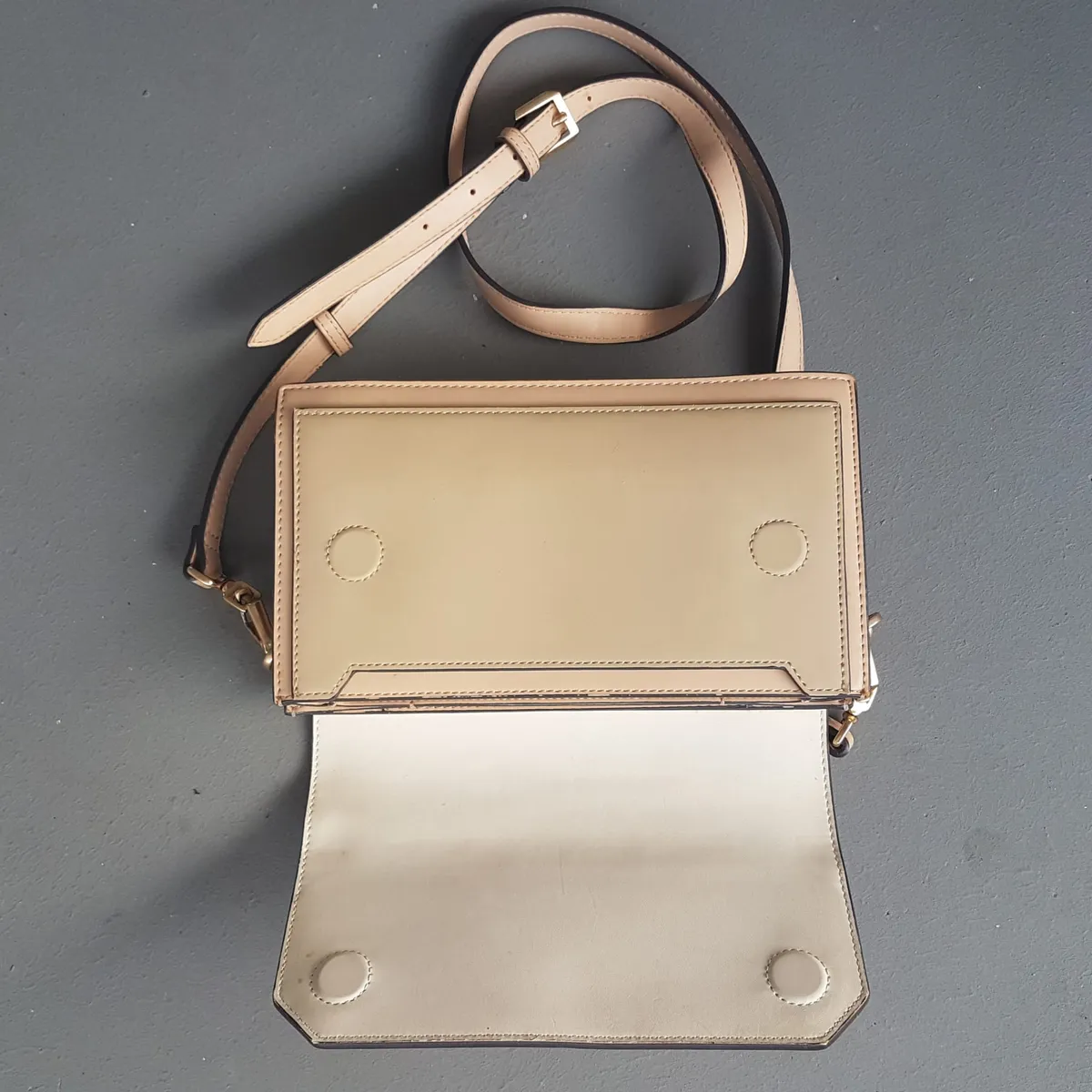 Charles & Keith CHARLES & KEITH Handbag, Cosmopolitan, Charles & Keith Two-Tone Mini Clutch Bag, Cool C&K Crossbody, Tan & Beige Body, Cream Flap, Envelope Shoulder Sling Bag, Timeless Classic, Minimalist Style, Pop Culture, Luxury Living, Everyday Fashion - Photo 8