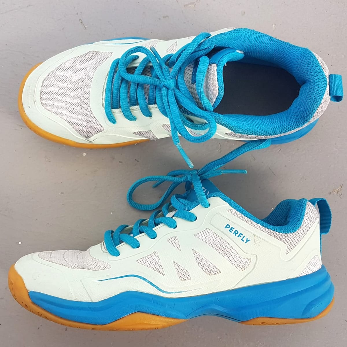 Decathlon Decathlon PERFLY BS 500 Badminton Shoes, Cool Jade, White & Sky Blue Model, US 4, UK 3, EUR 36, CM 22.5, Cosmopolitan, Roadster, Good Balance of Cushioning & Breathability, Streetwise, Sophistication, Urban Style, Pop Culture, Cult Street Fashion - Photo 2