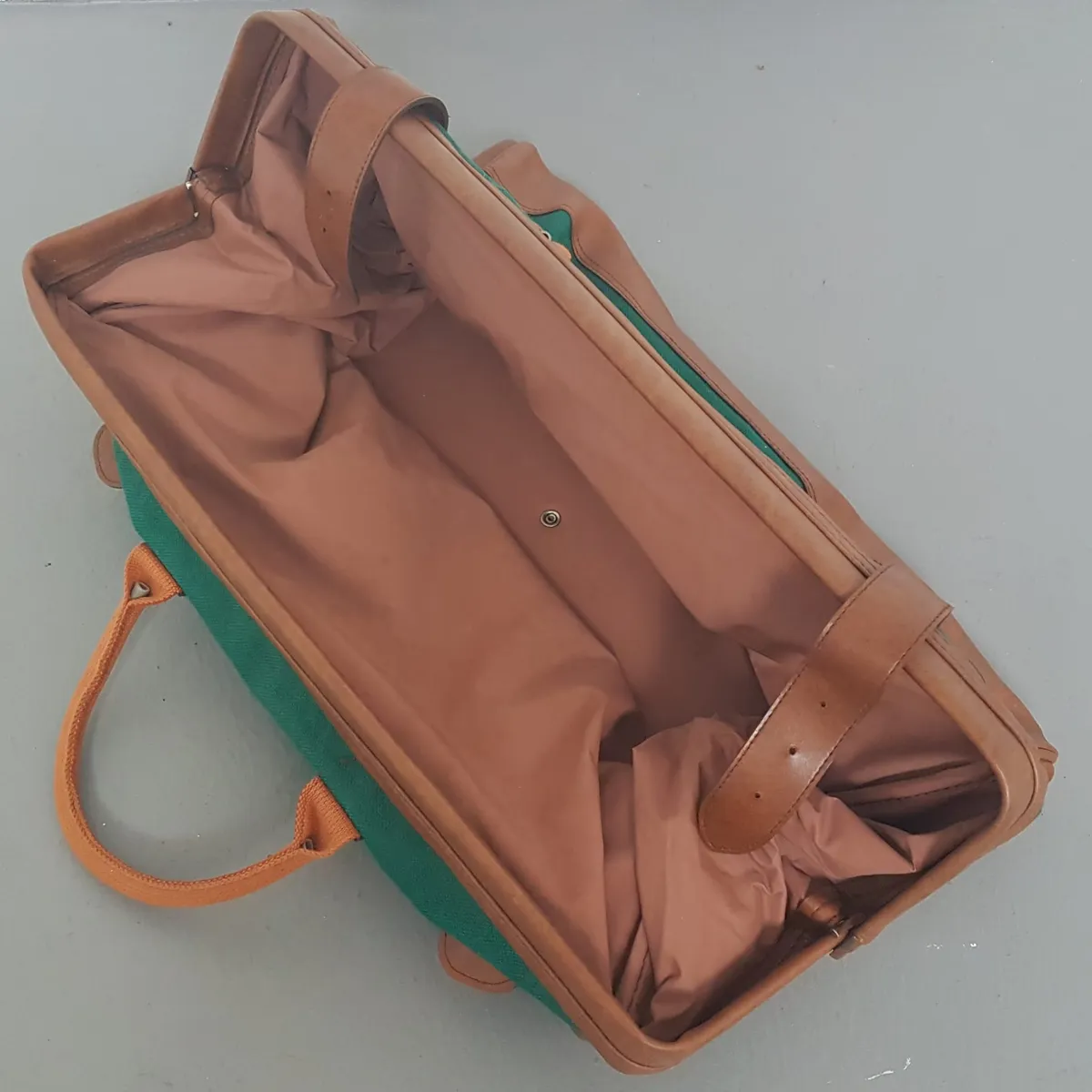 REMY MARTIN Original REMY MARTIN Duffle Bag, Green Canvas, Brown Leather, Buckle Straps, Cosmopolitan, Top Loading, Doctor-Style, Spacious Travel Bag, Compact Luggage, Sophistication, Cult Street Fashion, Luxury Living, Limited Edition - Photo 5