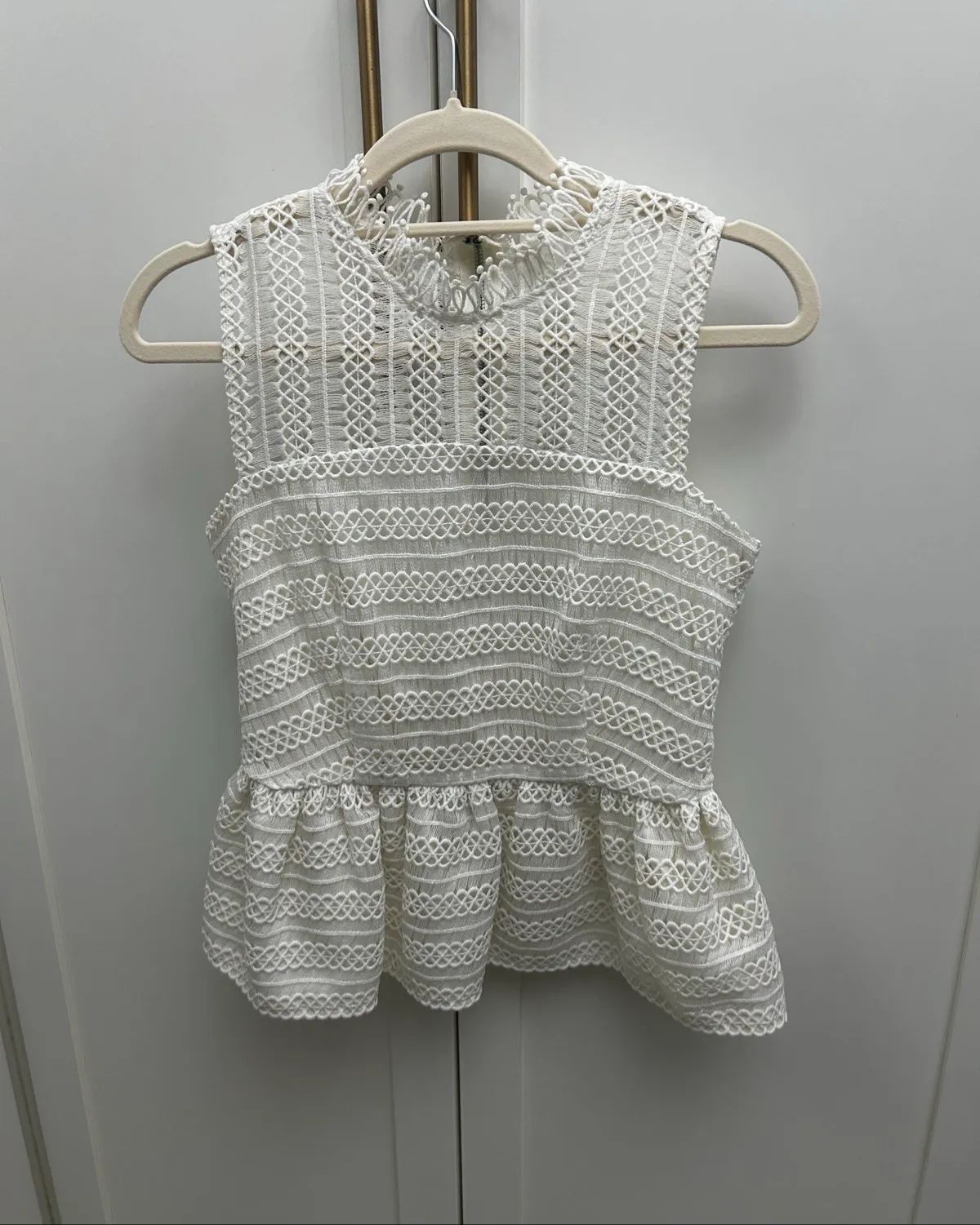 Love, Bonito Love, bonito sleeveless embroidered white top