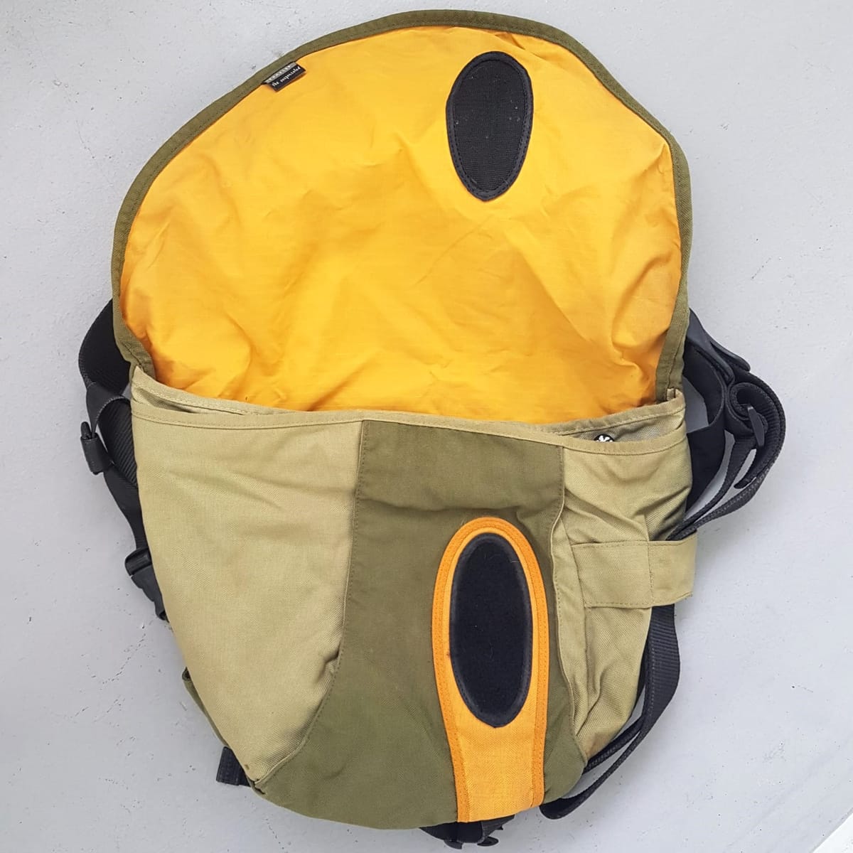 crumpler Original CRUMPLER Messenger Bag, CRUMPLER @ the SOUPANSALAD Model, Cool Cross-Body, Cosmopolitan, Continental, Duffel Bag, Sleek Khaki, Orange & Military Green, Sophistication, Urban Style, Timeless Appeal, Pop Culture, Cult Street Fashion, Streetwise - Photo 6