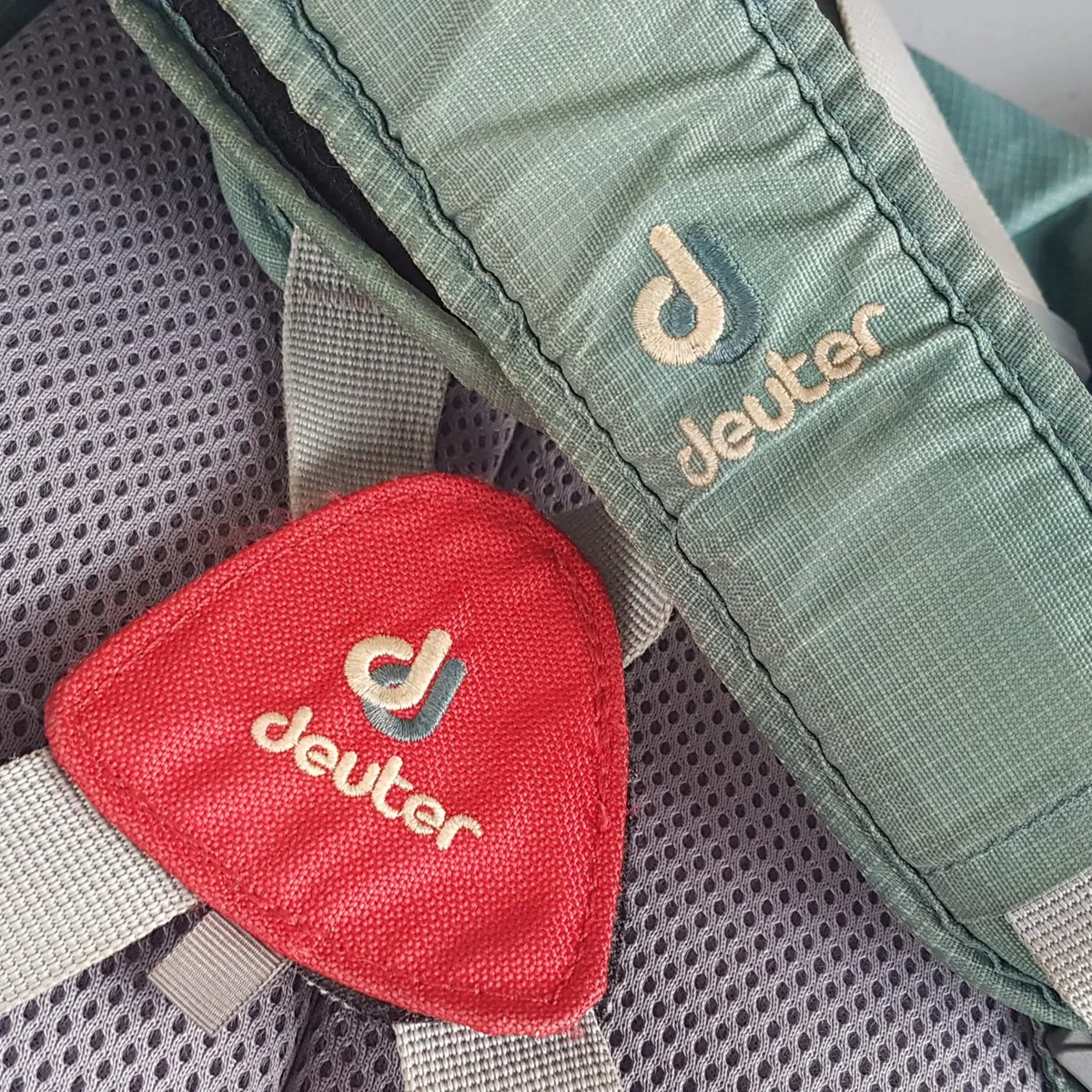 DEUTER Original Deuter X-Hippack L Shoulder Bag, Red & Lime Green Model, RETAIL $78, Fanny Pack, Waist Bag, Cool Backpack, X-Shaped Adjustable Shoulder Strap, Waist Buckle, Padded Mesh Back, Cosmopolitan, Travel Pack, Outdoor Gear, Hiking, Trekking, Cycling - Photo 3