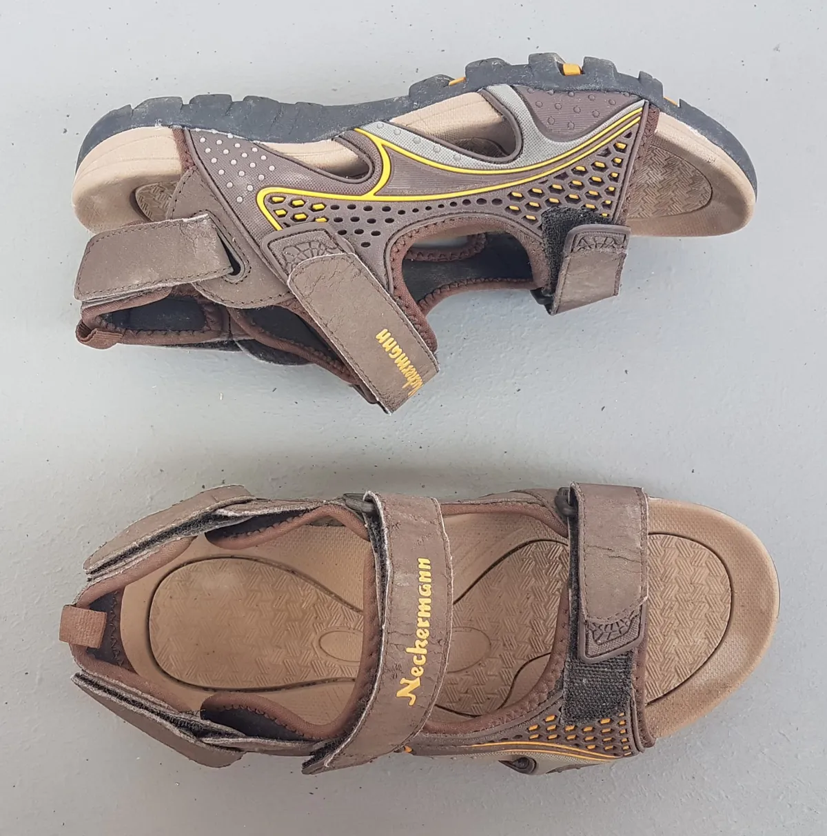 Original NECKERMANN Sandal, Size 40, Cool Brown Shoes, Yellow Logo, Adjustable Velcro Straps, Trendy Slider, Cosmopolitan, Slip-On, Model 7354, Cult Street Fashion, Timeless Classic, Casual Footwear, Urban Style, Everyday Shoes, Sophistication, Streetwise - Photo 5