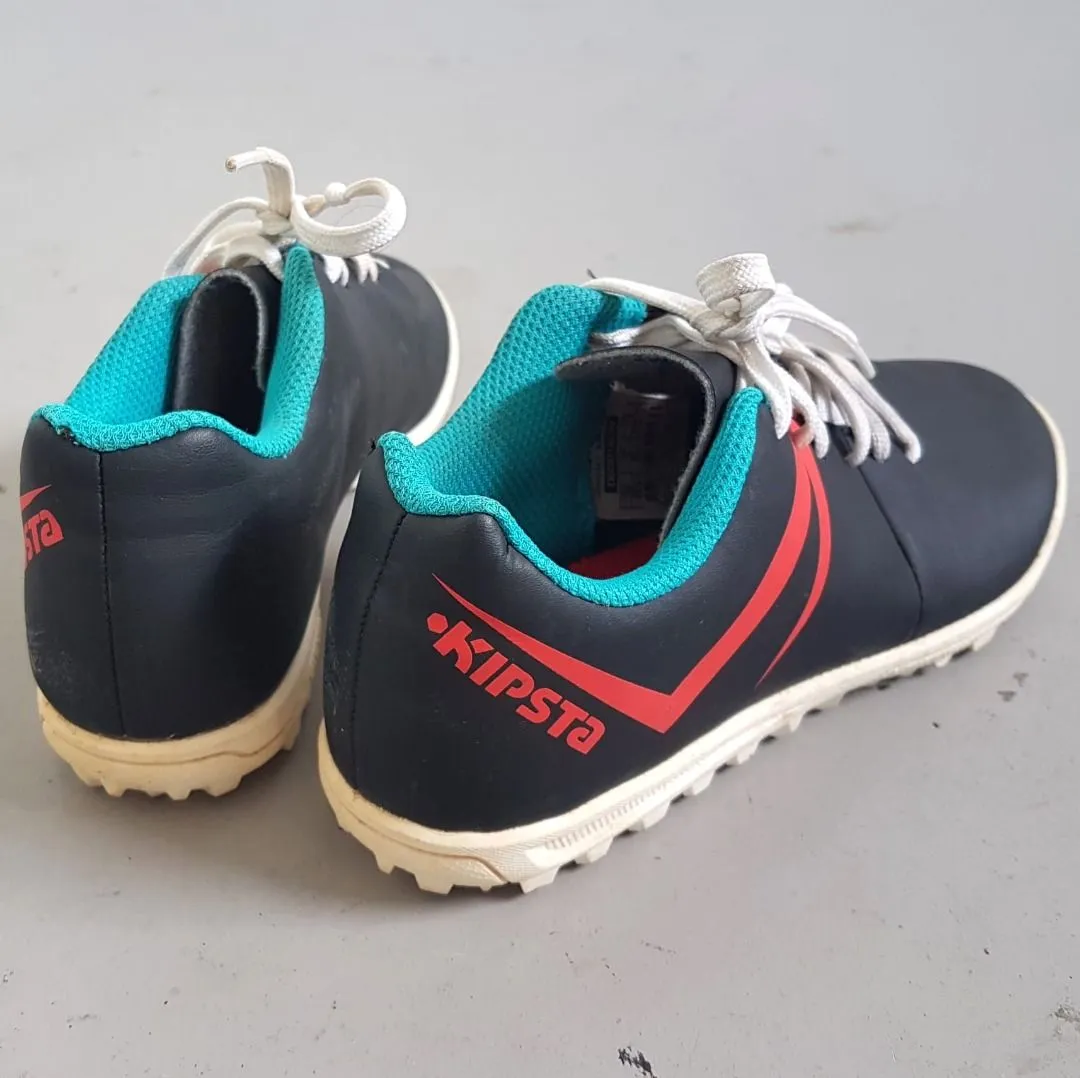 KIPSTA KIPSTA Football Boots, First 100 HG Futsal Model US 2, EU 34, UK 1.5, CM 21.5, Decathlon, Kids, Teens Soccer Shoes, Cosmopolitan, Indoor or Outdoor, Cool Black Leather Sneakers, Red & Blue Accents, Active Lifestyle, Sophistication, Urban Style, Streetwise - Photo 8