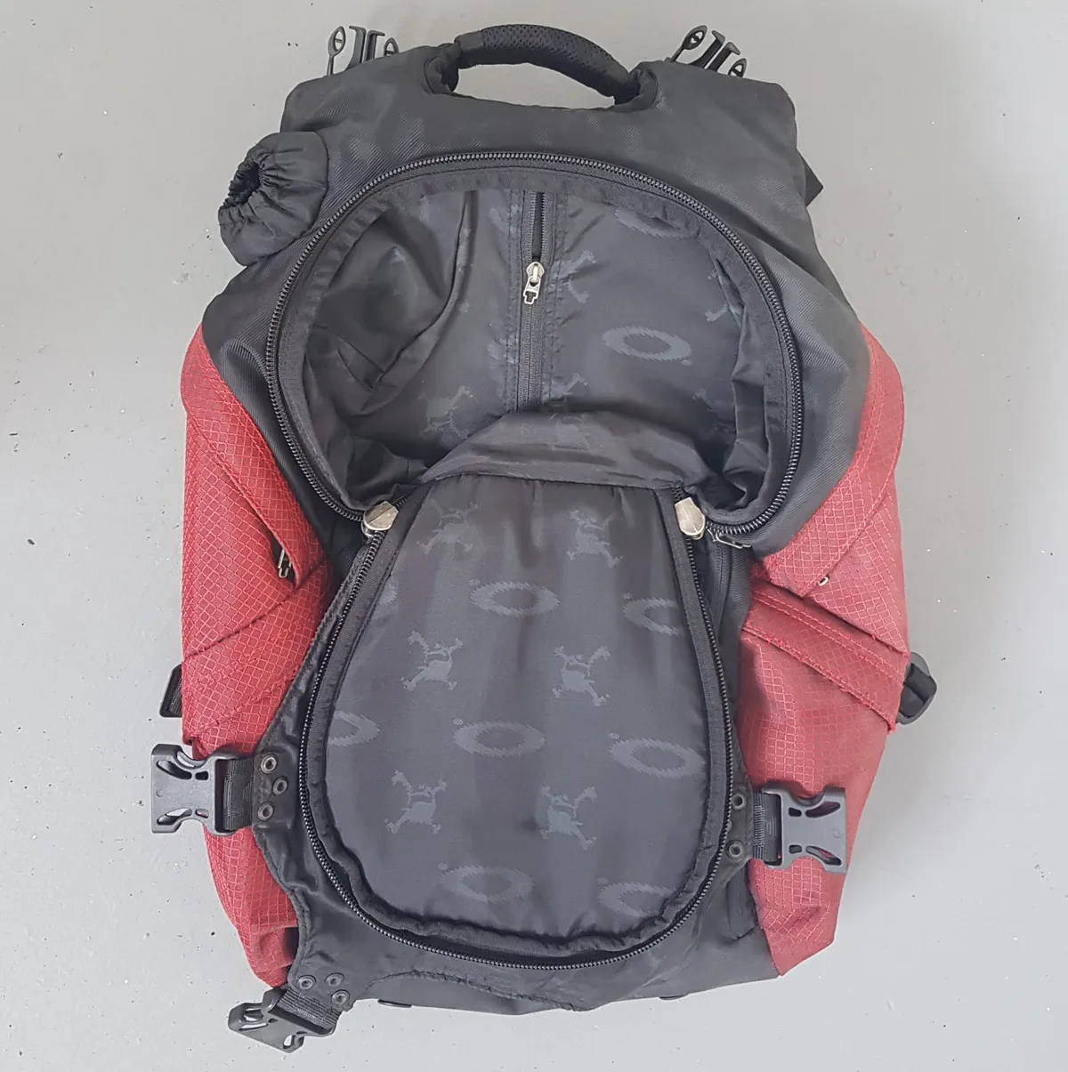 OAKLEY Original OAKLEY Backpack, USA, Cosmopolitan, Maroon & Black Rucksack, Vintage OAKLEY Haversack, Cool Travel Pack, Sleek Design, Iconic Ellipse Logo Sophistication, Outdoor Gear, Backpackers, Sophistication, Roadster, Cult Street Fashion, Pop Culture - Photo 9