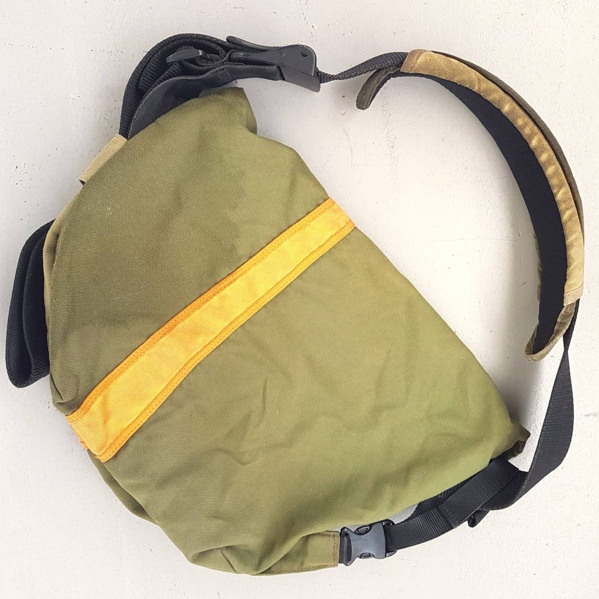 crumpler Original CRUMPLER Messenger Bag, CRUMPLER @ the SOUPANSALAD Model, Cool Cross-Body, Cosmopolitan, Continental, Duffel Bag, Sleek Khaki, Orange & Military Green, Sophistication, Urban Style, Timeless Appeal, Pop Culture, Cult Street Fashion, Streetwise - Photo 2