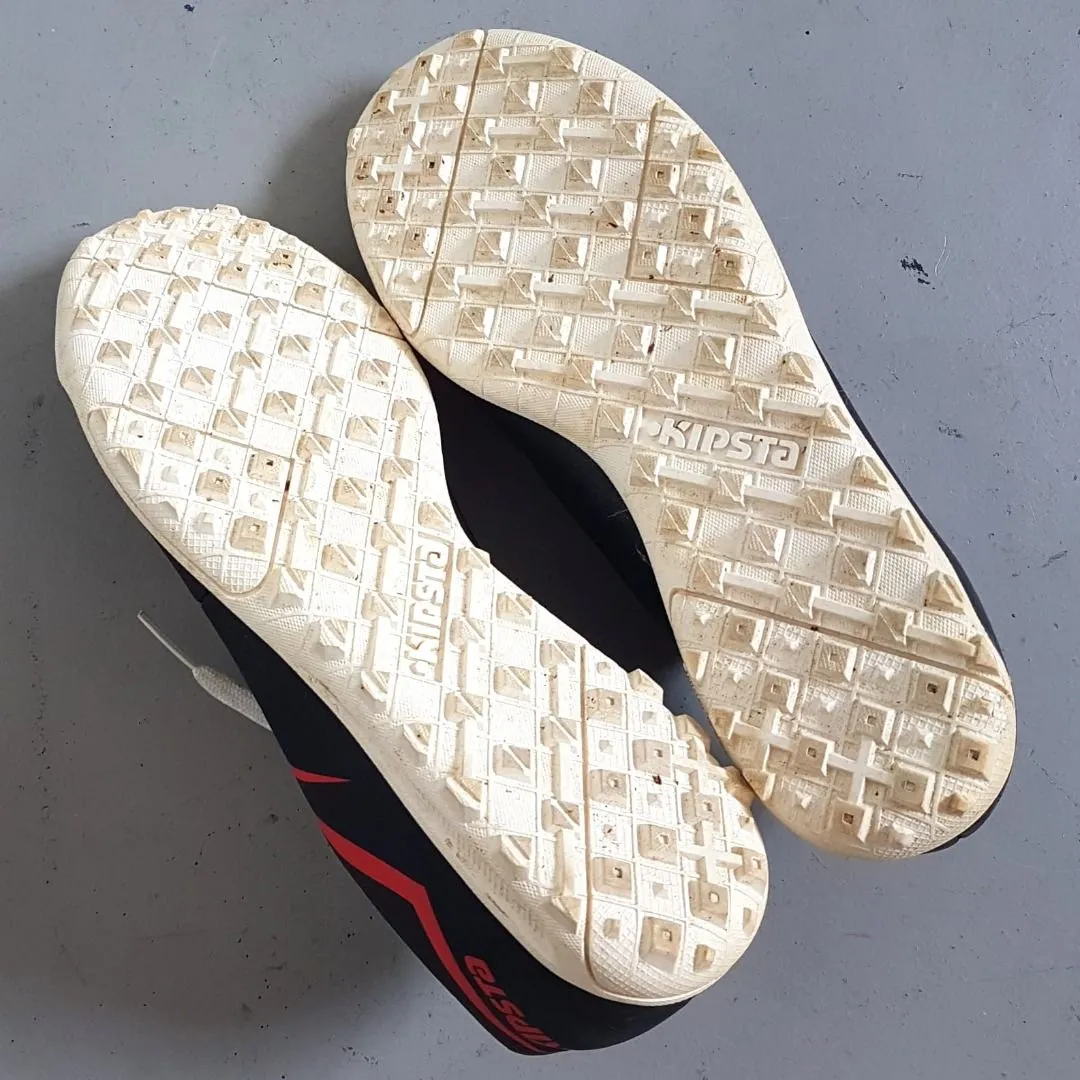 KIPSTA KIPSTA Football Boots, First 100 HG Futsal Model US 2, EU 34, UK 1.5, CM 21.5, Decathlon, Kids, Teens Soccer Shoes, Cosmopolitan, Indoor or Outdoor, Cool Black Leather Sneakers, Red & Blue Accents, Active Lifestyle, Sophistication, Urban Style, Streetwise - Photo 2