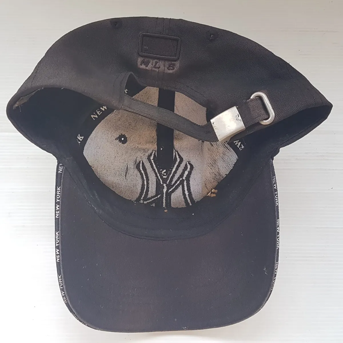 New York Yankess Retro MLB Baseball Cap, New York Yankees Collection, Cosmopolitan, Cool NY Black Model, New York Details on Brim, Old MLB Label, Adjustable backstrap, Jockey Cap, Roadster, Sophistication, F1 Racing, Car Rally, Cult Street Fashion, Summer Holidays - Photo 9