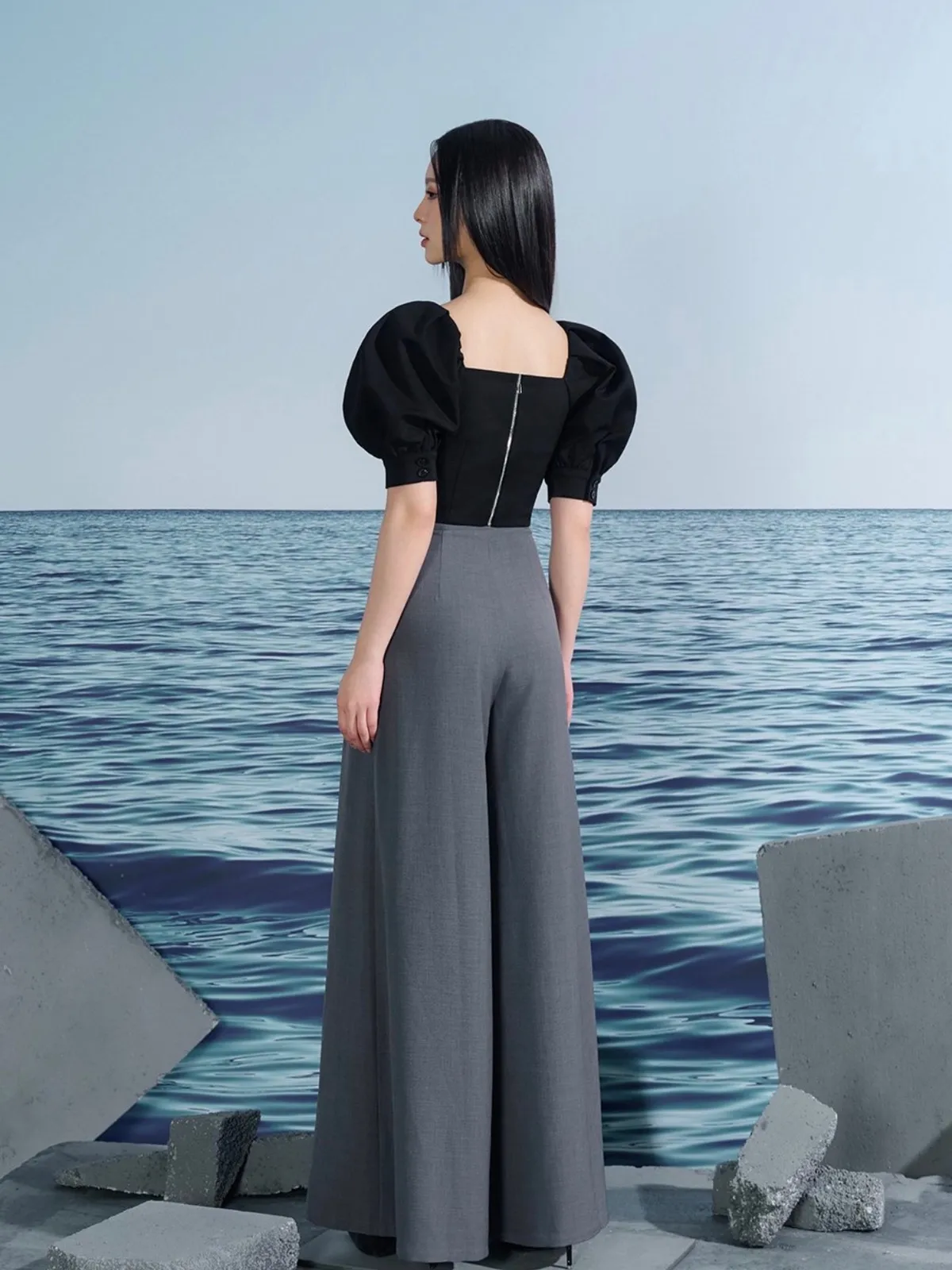 Chello  Chello Hana Puff Sleeves Sweetheart Cropped Top in Classic Black - Photo 4