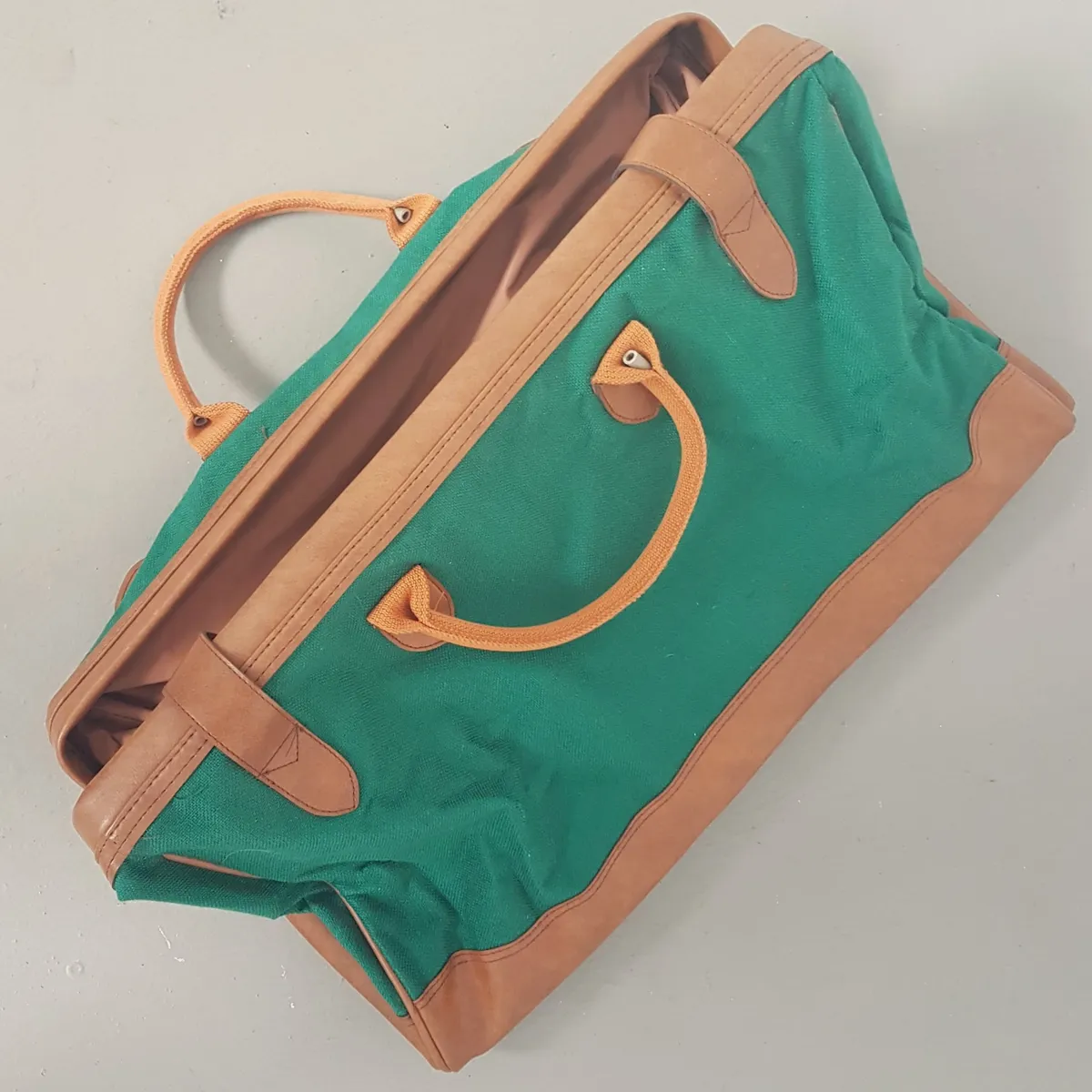 REMY MARTIN Original REMY MARTIN Duffle Bag, Green Canvas, Brown Leather, Buckle Straps, Cosmopolitan, Top Loading, Doctor-Style, Spacious Travel Bag, Compact Luggage, Sophistication, Cult Street Fashion, Luxury Living, Limited Edition - Photo 10