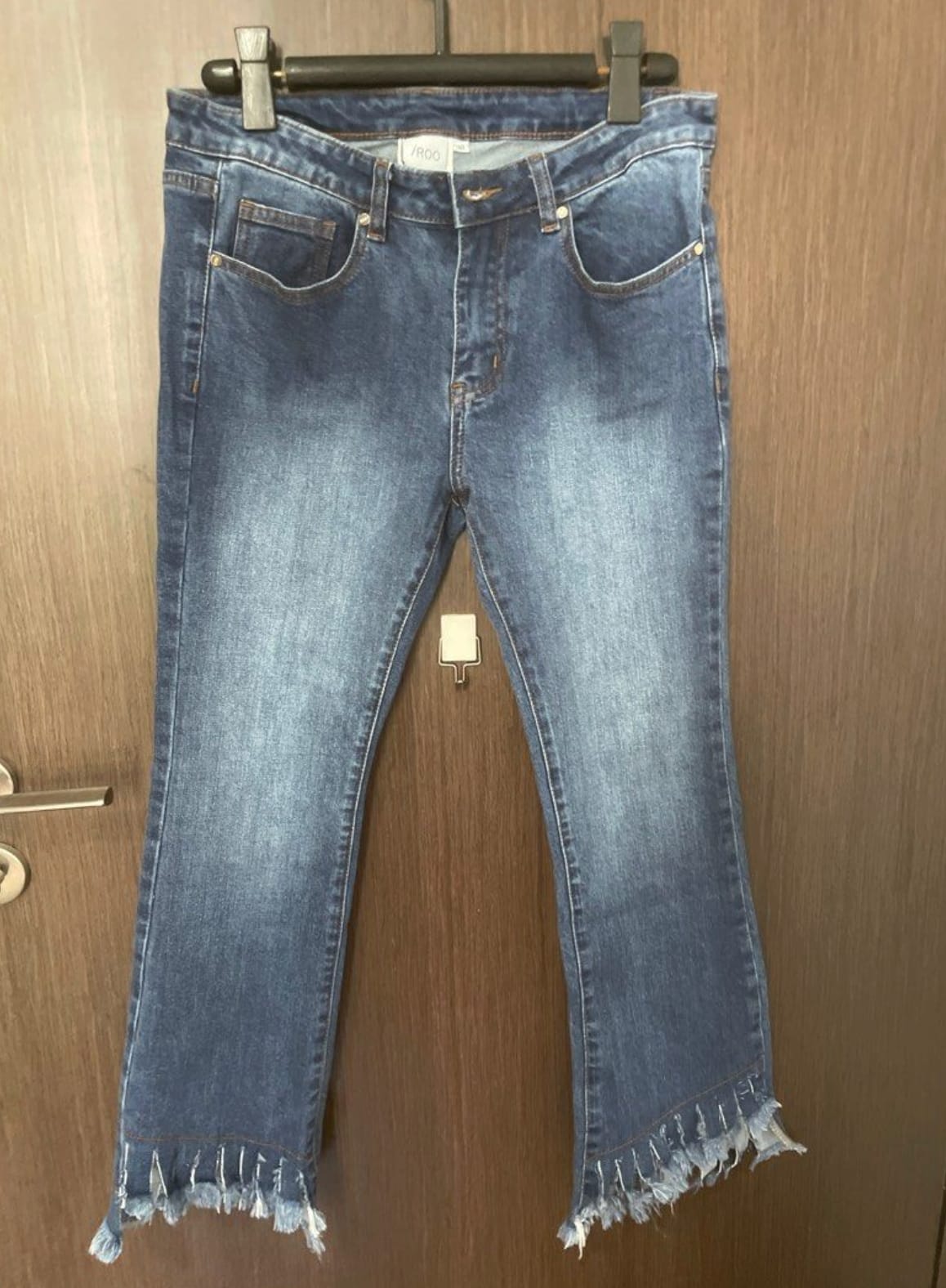 Trendy Frayed Hem Blue Jeans (Iroo)