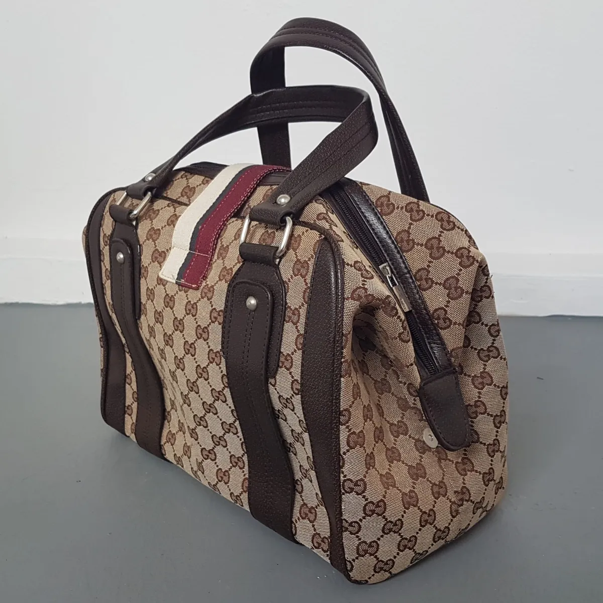 Gucci Retro GUCCI Aviatrix Boston Bag, ITALY, Gucci GG Monogram, Brown & Beige, Gucci Crest Enclosure, Cosmopolitan, Tote, Duffle, Haute Couture, Luxury Bag, Urban Style, Pop Culture, Sophistication, Timeless Appeal, Cult Street Fashion, Everyday Handbag, - Photo 4