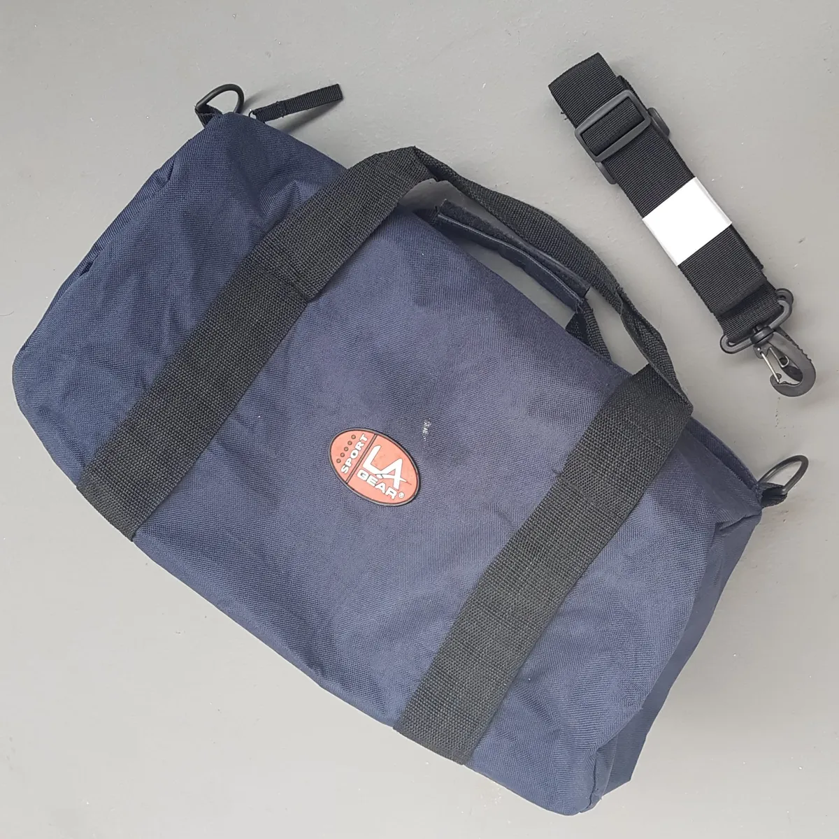 LA GEAR Original LA GEAR Duffel Bag, Cool Navy Blue Canvas Carrier, Cosmopolitan, Matching Black Handle & Detachable Sling, Sporty, Timeless Appeal, Urban Style, Outdoor, Gym, Workout, Travel Pack, Sophistication, Streetwise, Active Lifestyle, Cult Street Fashion - Photo 4