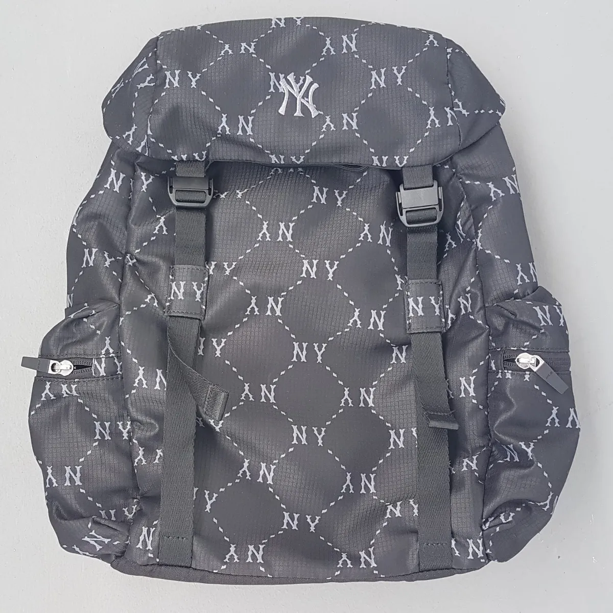 New York Yankees Original New York Yankees Backpack, MLB Black Rucksack, NY Logo Monogram, Cool Haversack, Cosmopolitan, Continental, Sleek Waterproof Design, Travel Pack, Sophistication, Streetwise, Roadster, Timeless Appeal, Pop Culture, Cult Street Fashion - Photo 10