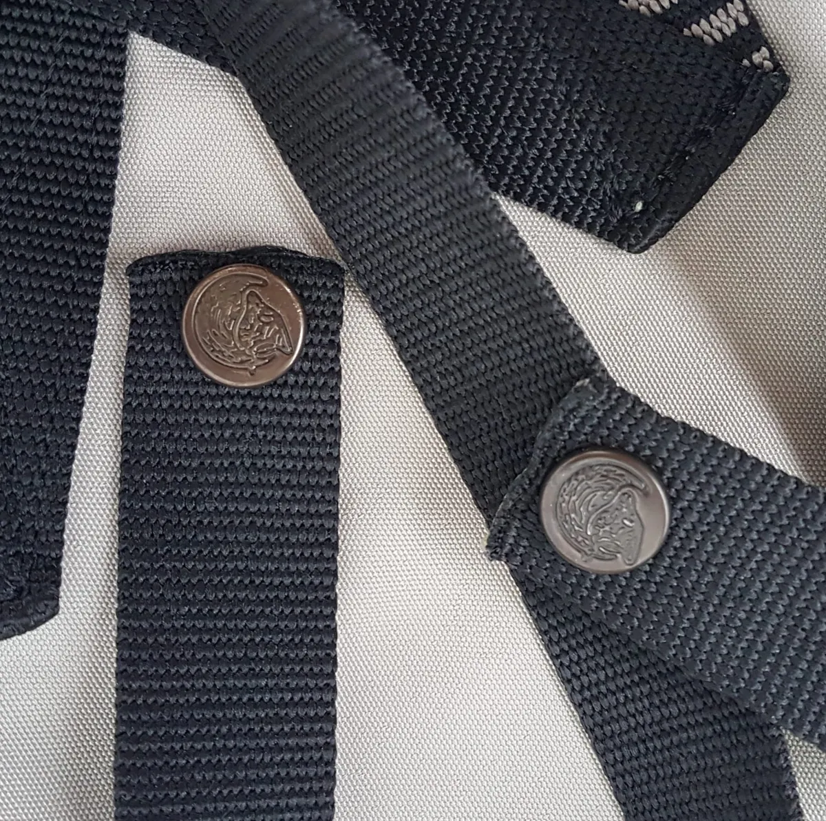 Fjällräven Kånken Authentic Fjällräven Kånken Backpack, Gray Khaki Haversack, FJALLRAVEN KANKEN Model, Royal Sweden Flag, Cosmopolitan, Cool Rucksack, Travel Bag, BLACK & White Handle & Straps, Sophistication, Backpackers, Cult Street Fashion, Everyday Bag - Photo 6