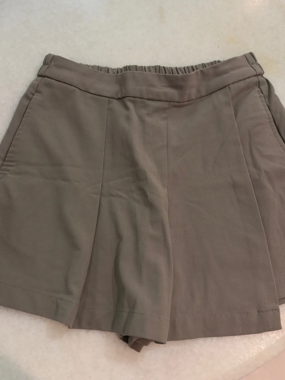 Comfy Giordano Khaki Shorts with Elastic Waistband