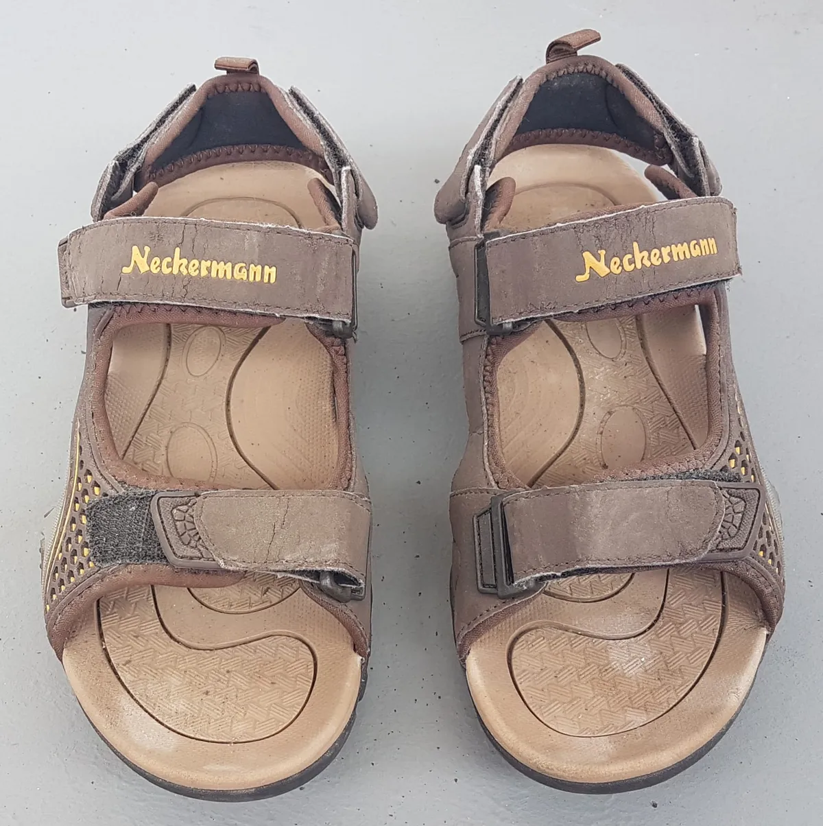 Original NECKERMANN Sandal, Size 40, Cool Brown Shoes, Yellow Logo, Adjustable Velcro Straps, Trendy Slider, Cosmopolitan, Slip-On, Model 7354, Cult Street Fashion, Timeless Classic, Casual Footwear, Urban Style, Everyday Shoes, Sophistication, Streetwise - Photo 2